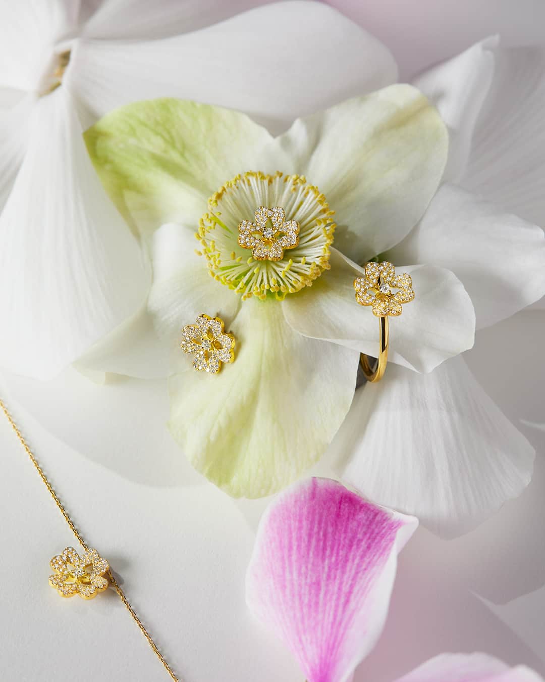 アーカーさんのインスタグラム写真 - (アーカーInstagram)「. 「fleur blanche」 ダイヤモンドが美しく敷き詰められた華やかでリュクスなデザイン。 　 #AHKAH #jewelry #2023ss #necklace #ring #earrings #present #アーカー #ジュエリー #ネックレス #リング #ピアス #プレゼント」3月30日 15時00分 - ahkah_official
