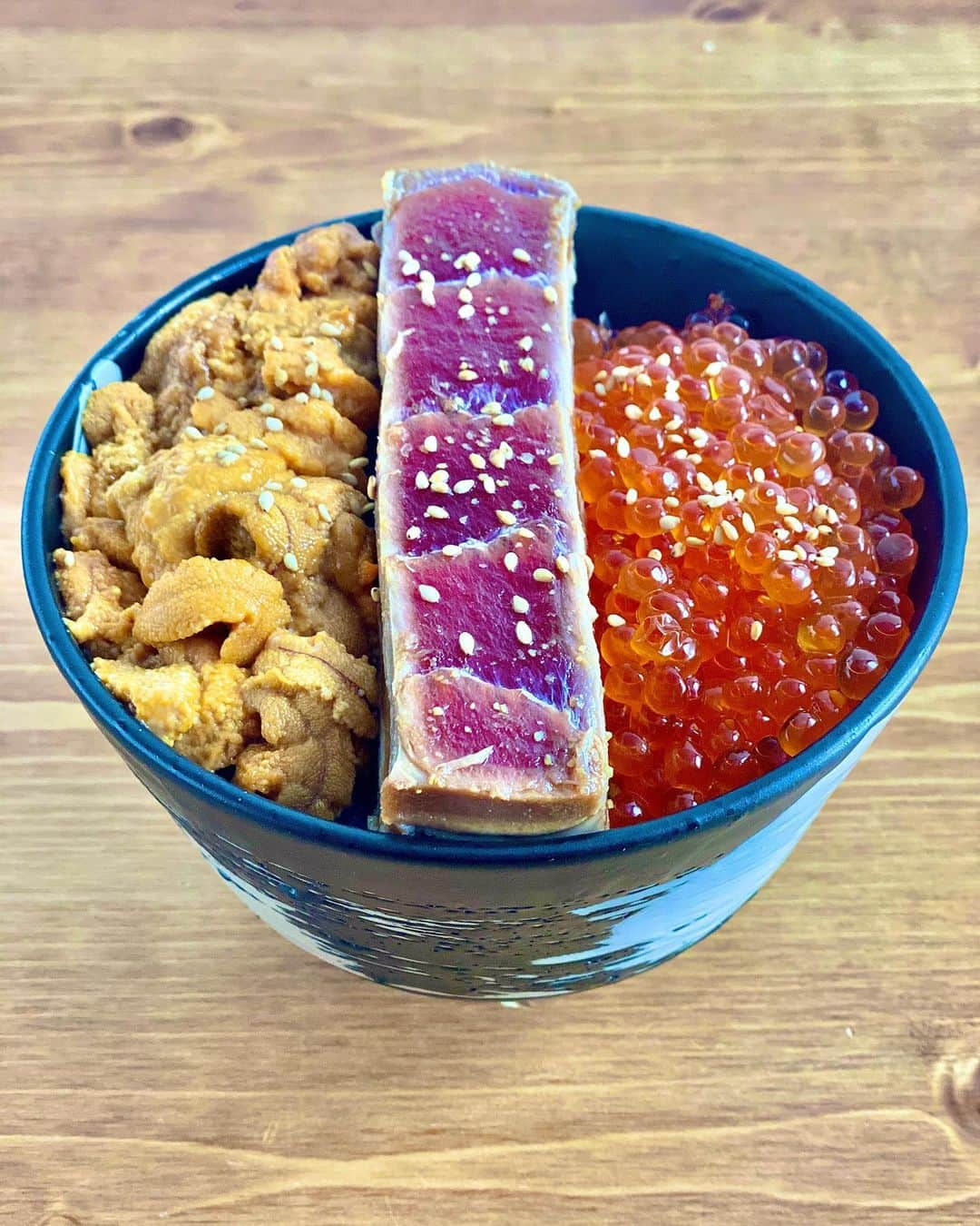 速水もこみちさんのインスタグラム写真 - (速水もこみちInstagram)「M’sTABLE 速水流〜痛風丼  🐟鮪の表面はグリルしてます  レシピは概要欄で！ #youtube#mstable #cookinglover#kitchenlover#passion #foodpassion#foodlover#foodlove #cooking#recipe#寿司#どんぶり#丼 #痛風#痛風丼#鮪#うに#いくら#海鮮 #レシピ#レパートリー#美味い#簡単レシピ #良い1日を #mocomichihayami#hayami #速水流#速水茂虎道#速水もこみち」3月30日 15時02分 - mocomichi_hayami