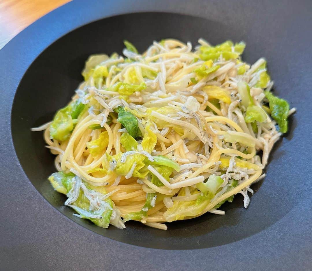 石川梨華のインスタグラム：「お昼ごはん何食べたんだろう？  春キャベツとしらすのペペロンチーノ🍝  子供たちも食べるかな？と思って鷹の爪は入れず、優しい味付けに仕上げて、大人はお皿に盛り付けてから一味をかけて食べました😋✌️  ま、子供たちはコンビニのお蕎麦がいいって言ってパスタは食べませんでしたけどね‼️w  そんなもんです🤣  大人たちが美味しく頂きましたので結果オーライ👍  #石川梨華 #モーニング娘og #リアル梨華 #二児の母 #やんちゃボーイズ #お昼ご飯何食べたんだろう #梨華パスタに感動 #こどもたちは #コンビニ蕎麦に感動」