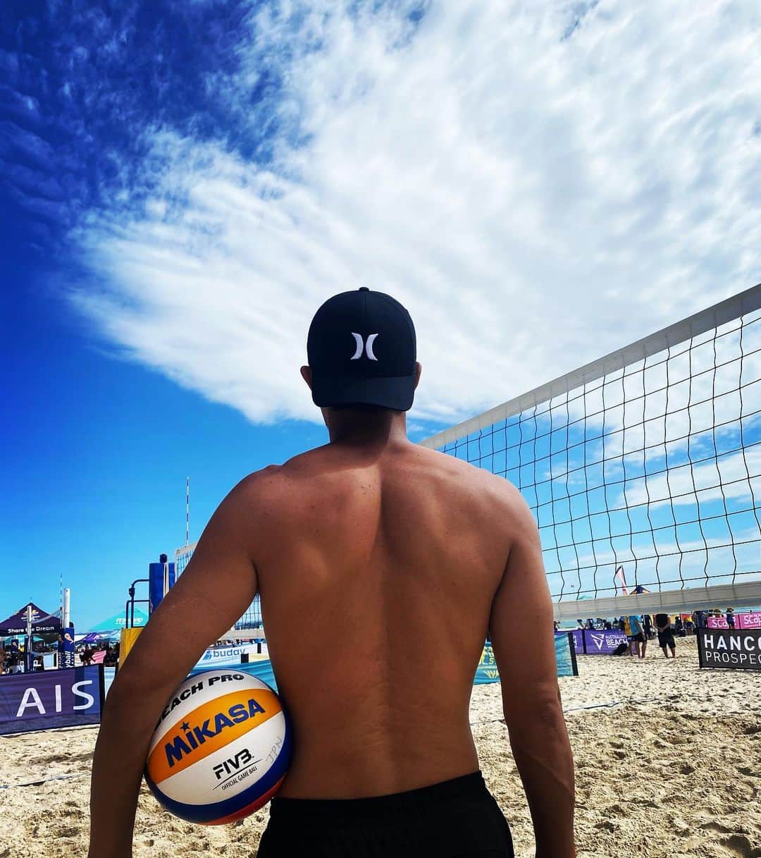 庄司憲右のインスタグラム：「ご報告  2023年シーズンより「Hurley Japan」とサプライヤー契約を結ぶことになりました。 ビーチバレーボールを通じてブランドの魅力を伝えていければと思います。  “Have Fun”  庄司憲右  #hurley  #hurleyjapan  #beachvolley #beachvolleyball」