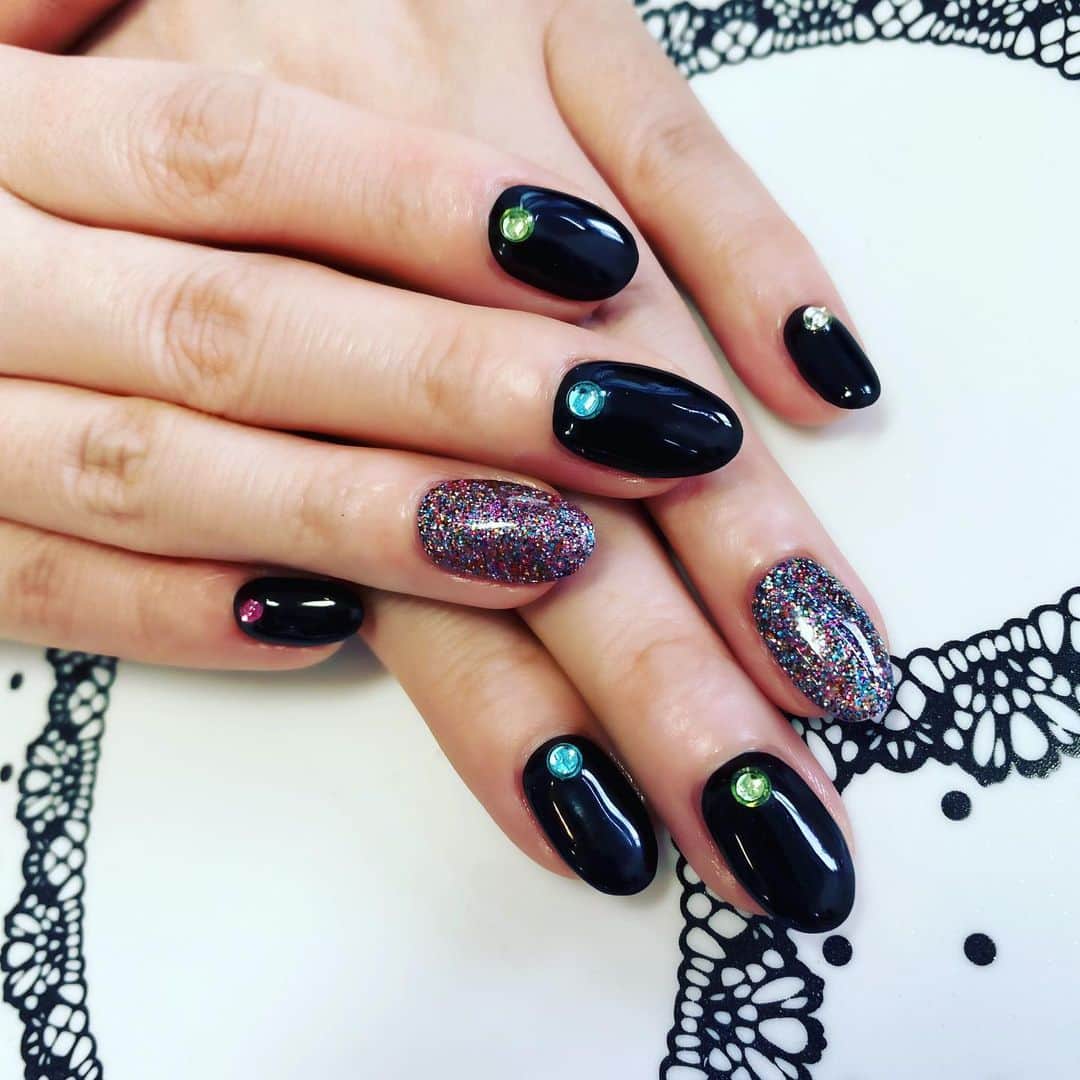 Maicovitaのインスタグラム：「久々のネイル💅 丸くてカラフルで飴🍬みたい♥️ 雨も上がってあったかくて お花が沢山咲いててなんか幸せ💓💓💓 髪の毛も15センチほど切ってサッパリ💇🏼‍♀️ #nails」