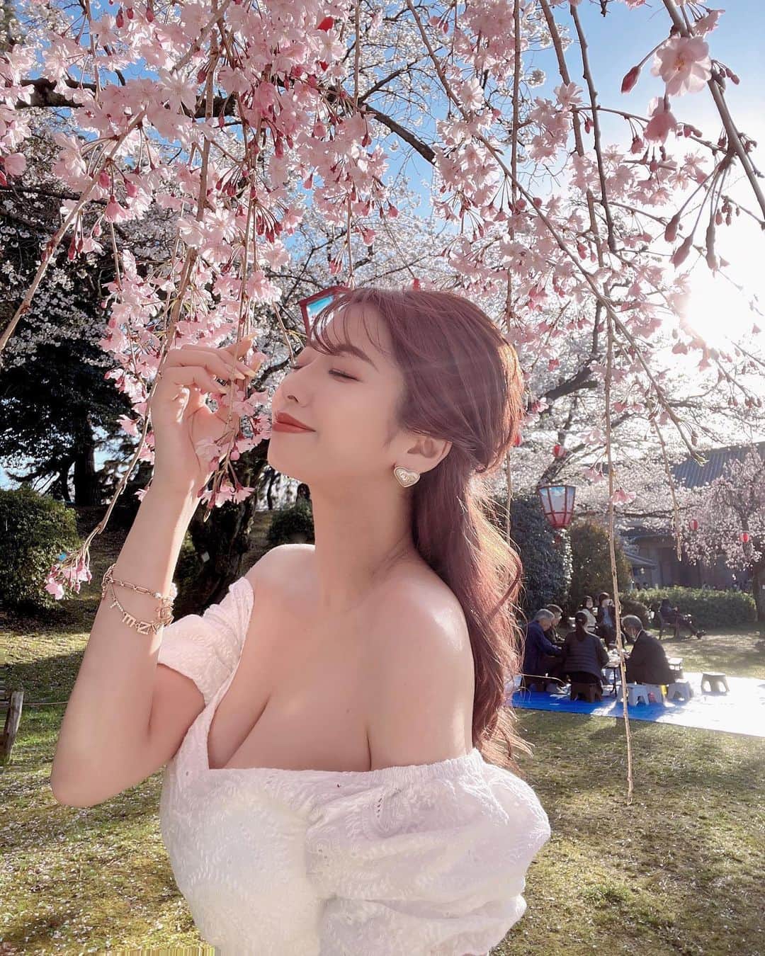 立花セリのインスタグラム：「サクラサク。🌸🌸🌸🍡🍡🍡(🌸❛ ֊ ❛„)•*¨*•.¸♬︎   #名古屋城#お花見#桜」