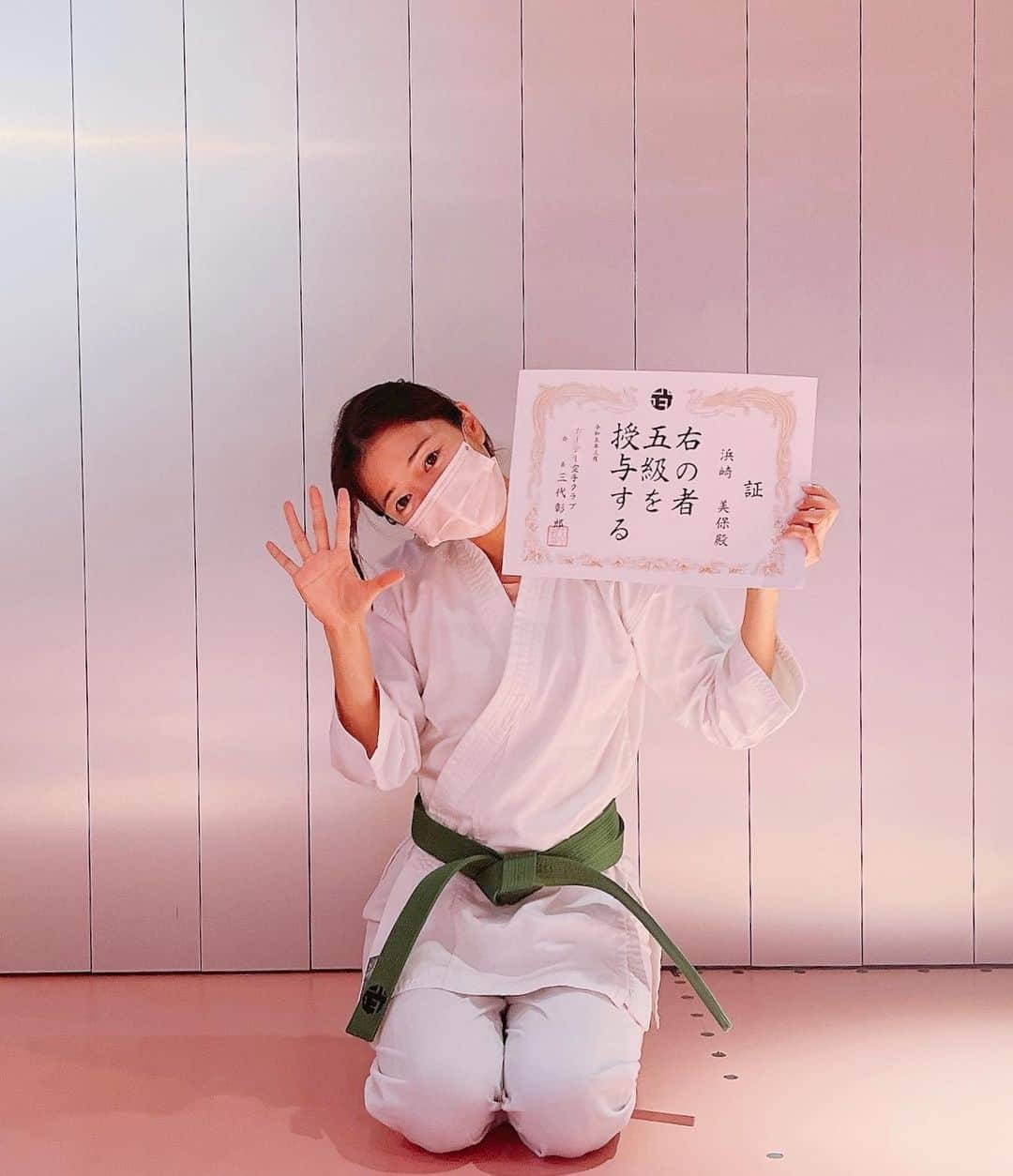 浜崎美保さんのインスタグラム写真 - (浜崎美保Instagram)「押忍🥋昇級審査の結果が出ました🔥  1級昇級して空手5級に👊😆❤️‍🔥帯は緑色のまま💚  次は4級紫帯目指して頑張ります🥹💜  何度受けてもアホみたいに緊張するんだよな🥹日々是鍛錬🥹  今日は木曜日🥹スカロケ内コーナー「押忍！スカロケ道場🥋」もあります🔥  そして3時間通して"こどものど自慢大会"を開催するよ😍🎤春休み中のこどもたち〜あつまれ〜😋🌸  #KARATE #空手 #稽古 #押忍 #武道 #道着 #空手着 #空手道 #空手道場 #空手稽古 #空手女子 #空手初心者 #緑帯 #空手5級 #松濤館流 #BUDO #🥋」3月30日 15時15分 - mihohamasaki_japan