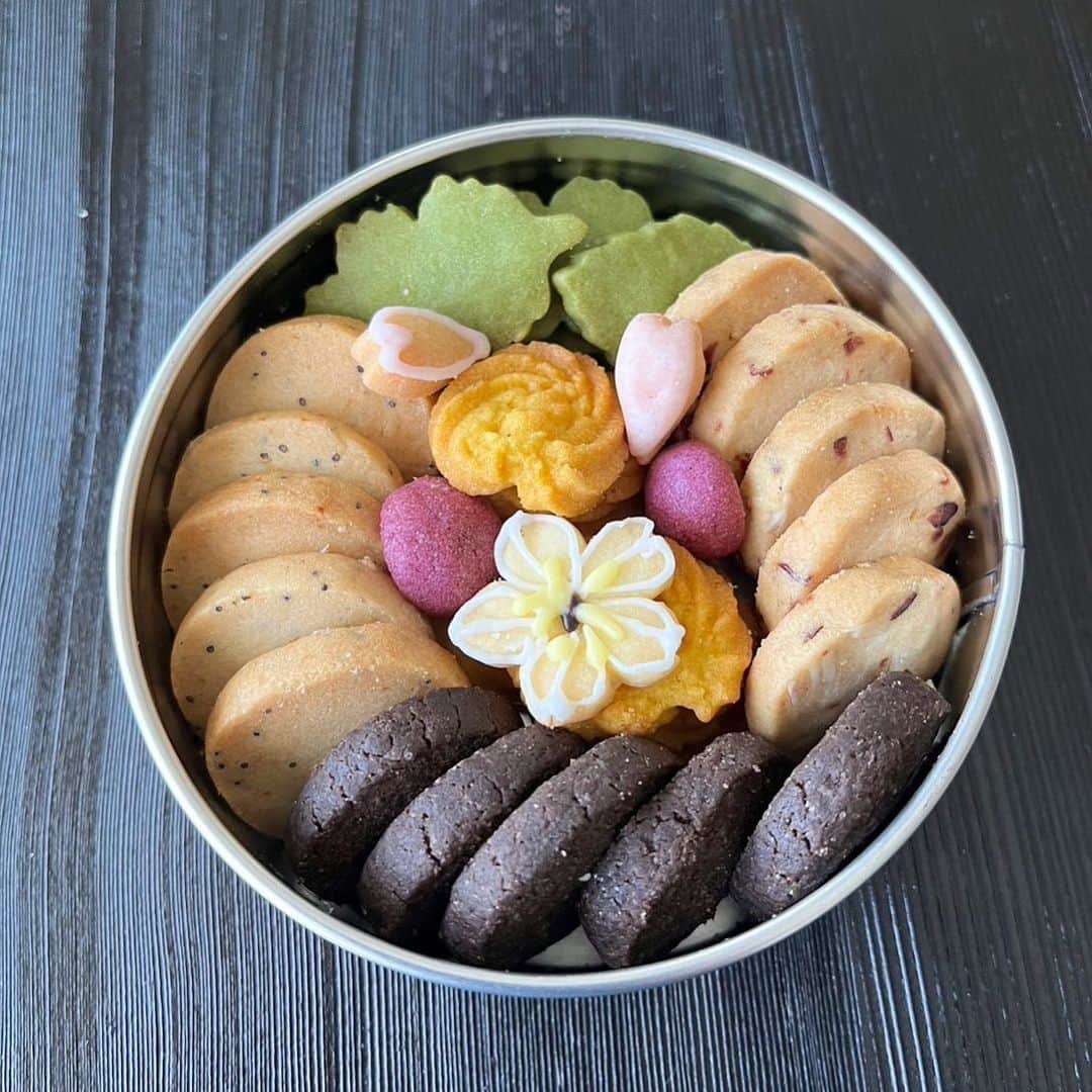 白田久子さんのインスタグラム写真 - (白田久子Instagram)「🌸🍪🎵 今回念願だったクッキー缶をプロデュースしました。 @_les_quatre_saisons さんメイドです。4/1のイベントで初めて販売します🤍 ・ 今回のイベントをイメージして 春らしいイメージの桜、牧野博士がこよなく愛した花の1つバイカオウレンを入れました。その他 クランベリーアーモンド レモンポピーシード ココア 木の葉抹茶 パンプキン 紫芋 が入り、カラフルなボタニカルカラーに仕上げました🌿‬ ・ 可愛い缶入りクッキーはギフトにもおすすめなアイテム。おしゃれで味も文句なくおいしいです🤍宝箱を開けるようなドキドキ感を是非… ・ 【販売イベント】 山下俊輔春爛漫ツアーin高知　追加公演決定 4月1日(土) 【スペシャルゲスト】白田久子(読み聞かせ) 【会場】はりまやライト 【開場】12時〜飲食開始 【開演】13時 【料金】3500円プラス(ワンドリンク、ワンフードオーダー制) 【問い合わせ】はりまやライト 088-802-6130 #クッキー缶 #高知クッキー #高知クッキー缶 #牧野植物園  #牧野富太郎  #高知子育て #年子ママ」3月30日 15時21分 - hisako_shirata