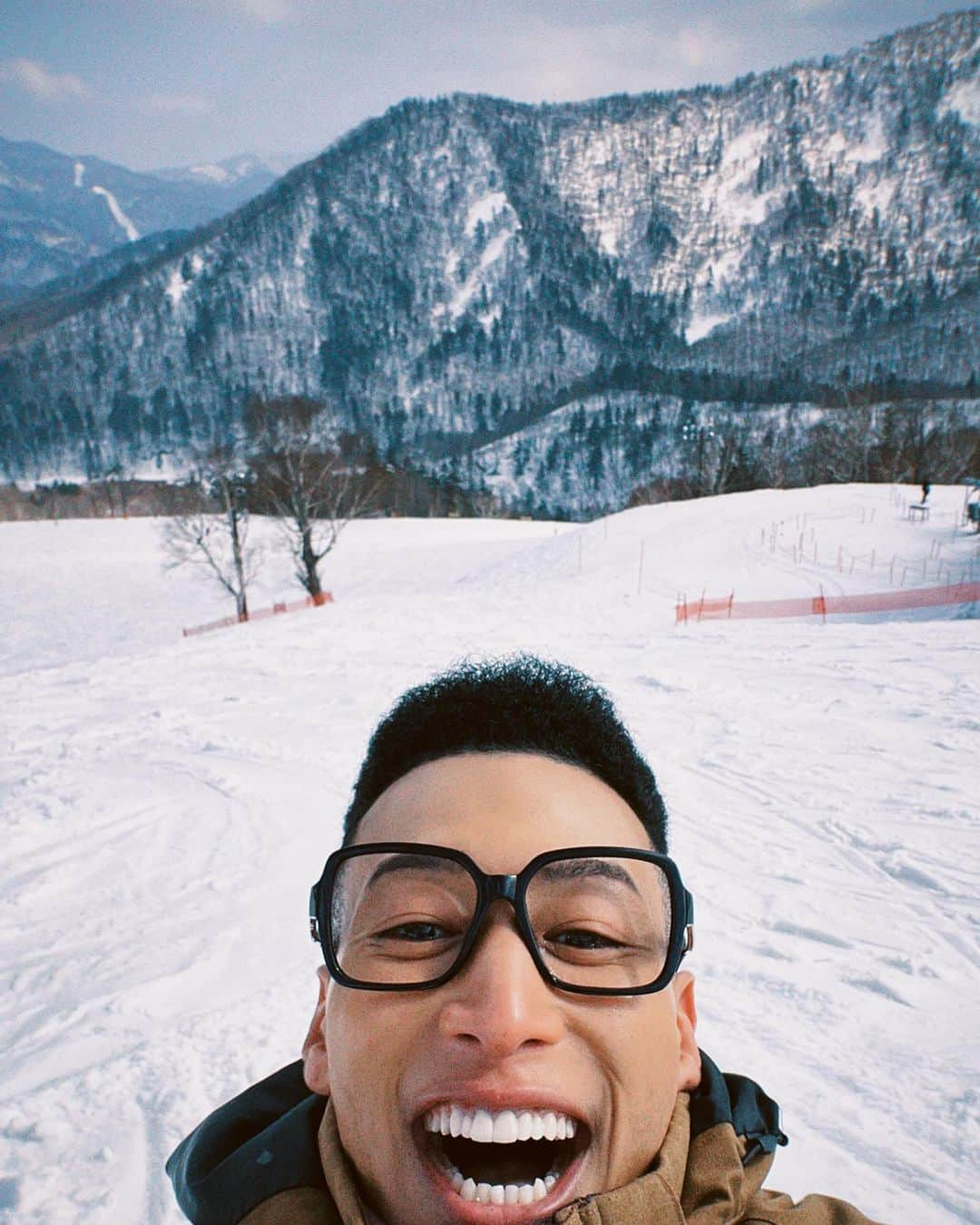 関口メンディーのインスタグラム：「ロケで久々にスノボーしました🏂 #札幌国際スキー場」