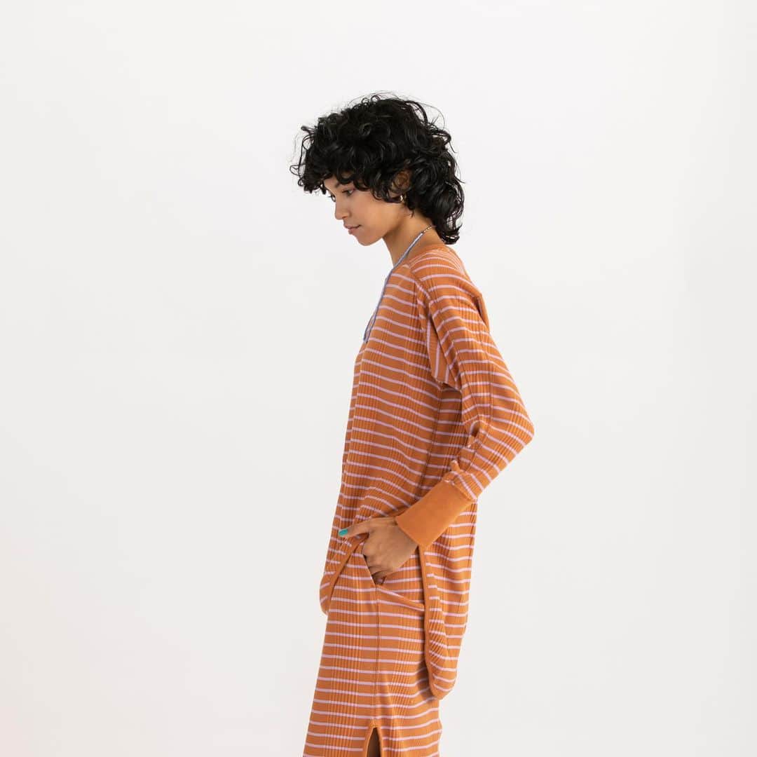 Shikica Tokyo & KiiRAさんのインスタグラム写真 - (Shikica Tokyo & KiiRAInstagram)「Cotton border pullover   袖の切り替えで立体感あるシルエットに。  袖リブは長めで裾がラウンドしており、ボトムを選ばず長いシーズンで着用可能。  同素材のスカートとのセットアップも おすすめです。」3月30日 15時29分 - kiira_shikica