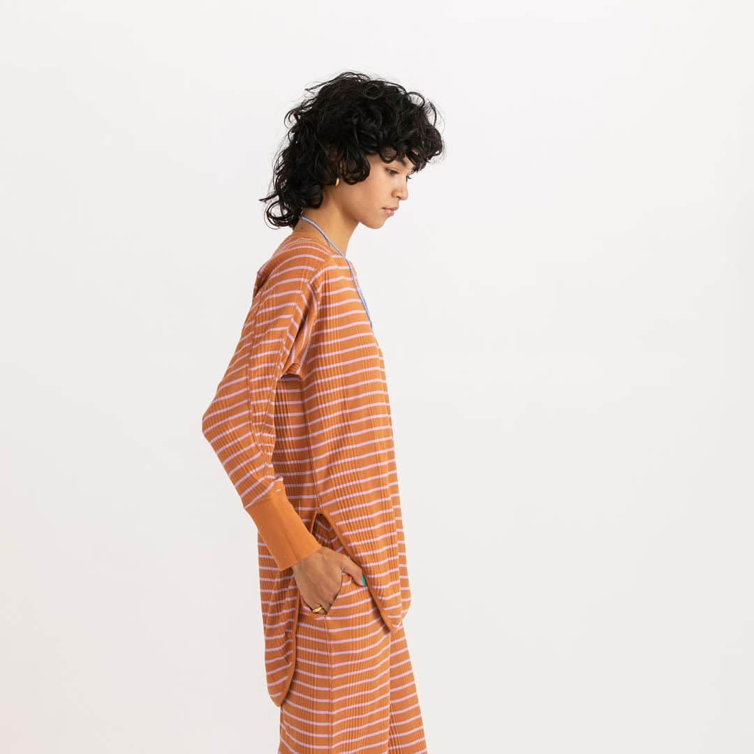 Shikica Tokyo & KiiRAのインスタグラム：「Cotton border pullover   袖の切り替えで立体感あるシルエットに。  袖リブは長めで裾がラウンドしており、ボトムを選ばず長いシーズンで着用可能。  同素材のスカートとのセットアップも おすすめです。」