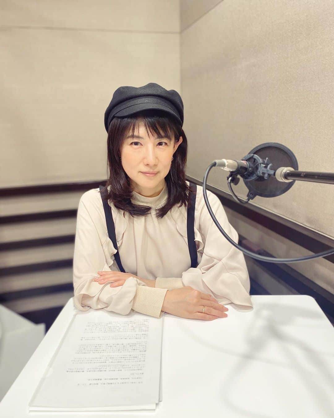 中江有里さんのインスタグラム写真 - (中江有里Instagram)「ラジオ深夜便出演。  NHKラジオ第一　3月31日午後11時05分から  季刊深夜便 「桜の春を聞いてみる 」前半、日が変わって4月1日に後半が放送になります。 桜にまつわるさまざまな文学作品、知らなかった桜のあれこれ、わたしのおすすめの小説も朗読を交えてご紹介します。  題して「聴くお花見」🌸  お気に入りのキャスケット、春っぽくて好き。  #中江有里  #nhkラジオ第一 #ラジオ深夜便」3月30日 15時26分 - yurinbow1226