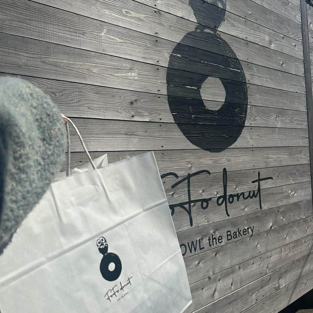 清司麗菜さんのインスタグラム写真 - (清司麗菜Instagram)「ずっと行ってみたかった FOFO donut OWL the Bakery🍩  右上の桜のテリーヌが乗ったドーナツ🌸真ん中列左側のほうじ茶がわたしのどーなつ~🍵  ほうじ茶は甘さ控えめでいくらでも食べれちゃうくらい好みだった🤤桜は甘しょっぱい感じがたまらなくて満足感たっぷり🤤🤤  残りのドーナツはママとパパが埼玉への帰り道のおやつに持って帰りました🍩💓  朝イチで弁慶食べて、お肉も食べて、ドーナツ買って、スーパーでお肉とお野菜買って帰る休日、、  贅沢すぎました🫶  #fofodonutowlthebakery #owlthebakery #donuts#instafood #instasweets#ドーナツ#新潟スイーツ#ピア万代#ふじりんご#ぬか釜ステーキ丼専門店百一膳」3月30日 15時31分 - seiji_0007