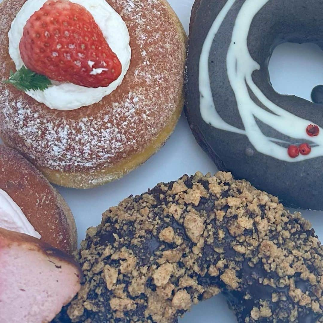 清司麗菜さんのインスタグラム写真 - (清司麗菜Instagram)「ずっと行ってみたかった FOFO donut OWL the Bakery🍩  右上の桜のテリーヌが乗ったドーナツ🌸真ん中列左側のほうじ茶がわたしのどーなつ~🍵  ほうじ茶は甘さ控えめでいくらでも食べれちゃうくらい好みだった🤤桜は甘しょっぱい感じがたまらなくて満足感たっぷり🤤🤤  残りのドーナツはママとパパが埼玉への帰り道のおやつに持って帰りました🍩💓  朝イチで弁慶食べて、お肉も食べて、ドーナツ買って、スーパーでお肉とお野菜買って帰る休日、、  贅沢すぎました🫶  #fofodonutowlthebakery #owlthebakery #donuts#instafood #instasweets#ドーナツ#新潟スイーツ#ピア万代#ふじりんご#ぬか釜ステーキ丼専門店百一膳」3月30日 15時31分 - seiji_0007