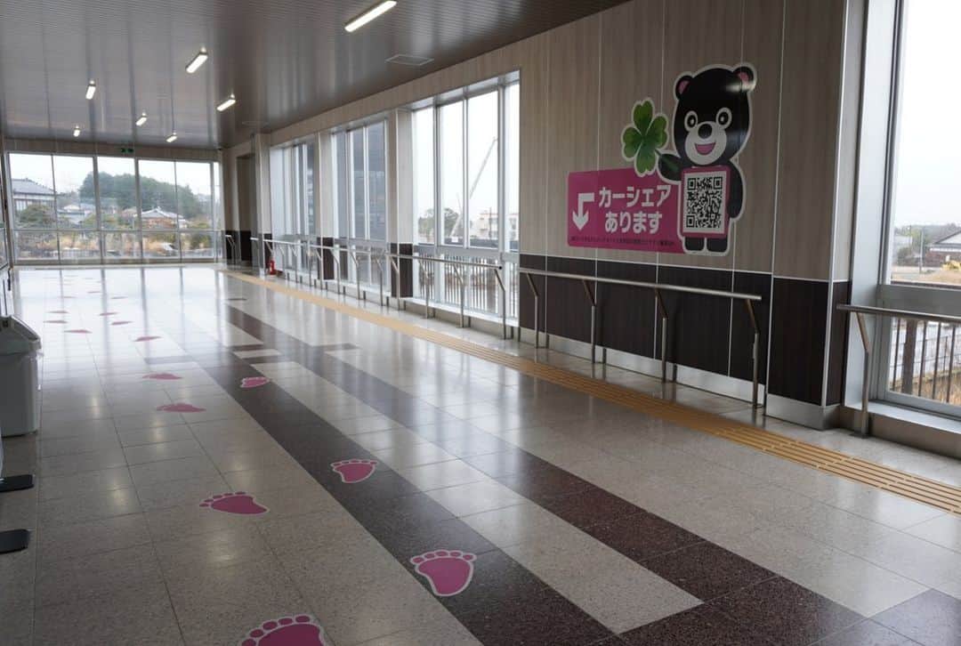 伊藤桃さんのインスタグラム写真 - (伊藤桃Instagram)「【#常磐線 #大野駅 】 #東日本大震災 から11年。 原発事故の影響により、 2020年の常磐線の復旧まで人の立ち入れない地域だった帰還困難区域の3駅。 その駅をめぐる、最後の駅は… 原発から1番近い駅、大野駅です。 2年前、初めて訪れた時には到底9年たったと思えない様に衝撃を受けた駅でもあります。 復旧から3年…。 * 1枚目: 除染がすすんだお陰か、かなり数値は下がっていました。 2枚目: 大野駅があるのは大熊町。 駅にはクマの絵が。そしてカーシェアもあるそう！ * 3枚目: 時が止まった時計 4枚目: 人の手が入らなくなったため、あれ放題の公園… 5枚目: ドライフラワーになってしまった、花屋さんのお花と… 変わらない姿もありましたが😭 * 6枚目: 2年前には入れなかった場所にもいけて 7枚目: そして駅前には何も無くなっていました👀 8枚目: なんといま、開発中だそう。 ここに、市街地をつくる… どんな姿になるのでしょうか。 * 9枚目: 線量計を借りられるスクリーニング場近くにはこんな建物も。 10枚目: 駅に、チラシが貼られていました。 このくまプは新たな交流の場としてつくられた場所で、キッチンカーなどが来ることもあるそう。 * ゆっくりと、それでも少しずつ復興がすすんでいる。 これからもまた春が来る度、この街を見つめていきたいなと思います🚉💫 * 次は津軽鉄道のストーブ列車を振り返ります💓✌️ #東日本大震災を忘れない #大熊町 #東日本大震災から12年」3月30日 15時31分 - itomomo_tetsu