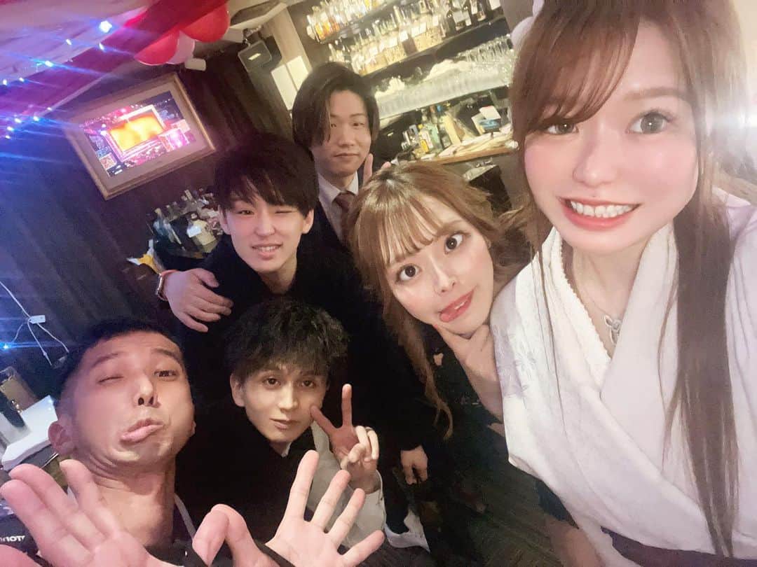 愛咲えれなのインスタグラム：「. . イリスゼノ❤️ 今も昔も変わらず仲間です🙆‍♀️✨ . #愛咲えれな #きゃばきゃば #lounge愛咲　#キャバ嬢 #iris #キャバクラ #クラブ #ミナミ #北新地 #宗右衛門町 #ポケパラ #指名 #えれな #シャネル #バースデーイベント #シャンパン #アルマンド #踊れるキャバ嬢 #踊れるキャバ嬢といえばえれな #イリス #ホステス #いいね返し #キャバ #ソウメイジャパン #ベルロゼ　#クラブイリス #黒髪ロング」