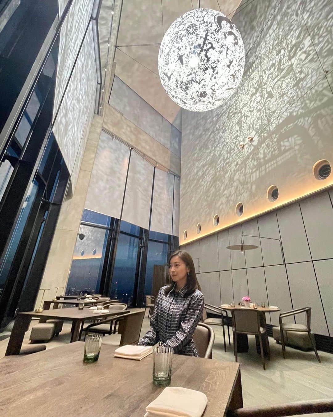 小橋めぐみのインスタグラム：「大巻伸嗣 Gravity and Grace: Mare Foecunditatis (The Sea of Fertility)  45階に位置するレストランにある、250cmの大型作品。 天井から吊られた金属の球体の中で、 LEDがゆっくりと点滅し、 かつて新宿に広がっていた水景からイメージした表面の水紋や花などのモチーフが影絵のようにして、 壁や天井、そして床に幻想的に映し出される。  #東急歌舞伎町タワー #大巻伸嗣」