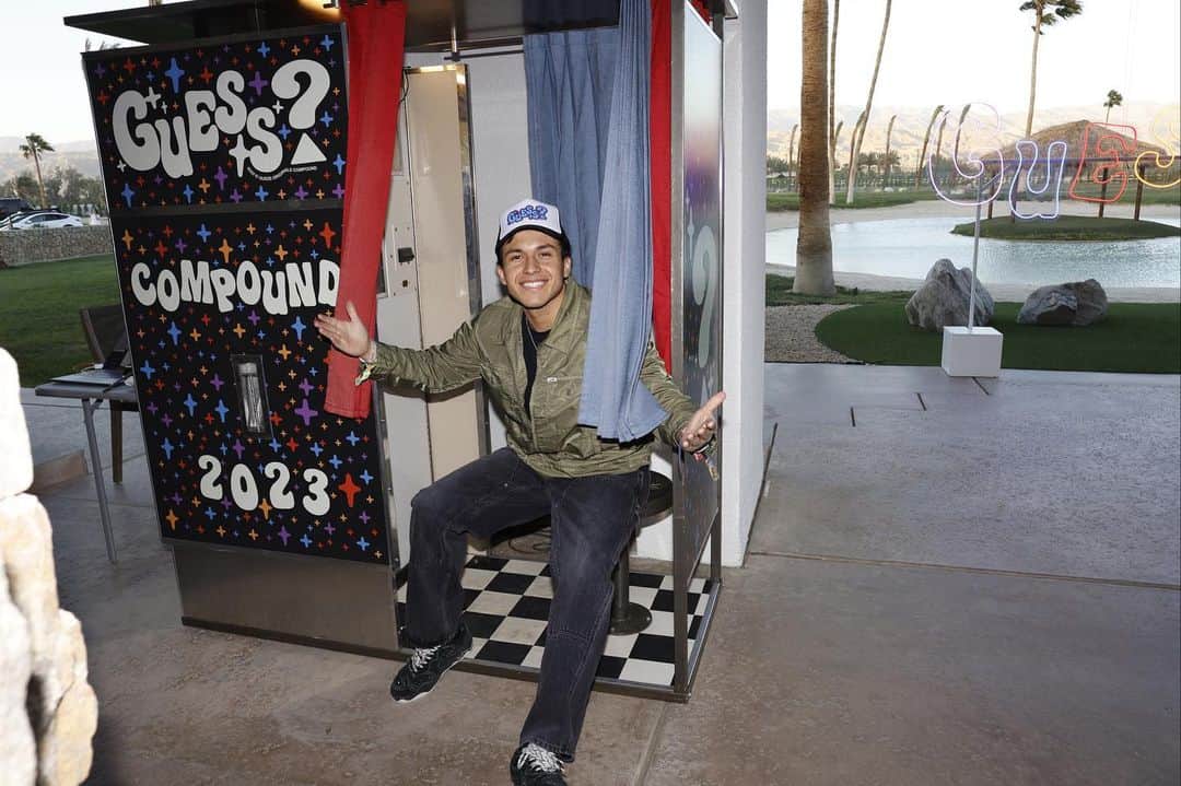 Bryant Eslavaのインスタグラム：「BROUGHT THE BOOTH TO THE🌵🎡 w/ @guessoriginals」