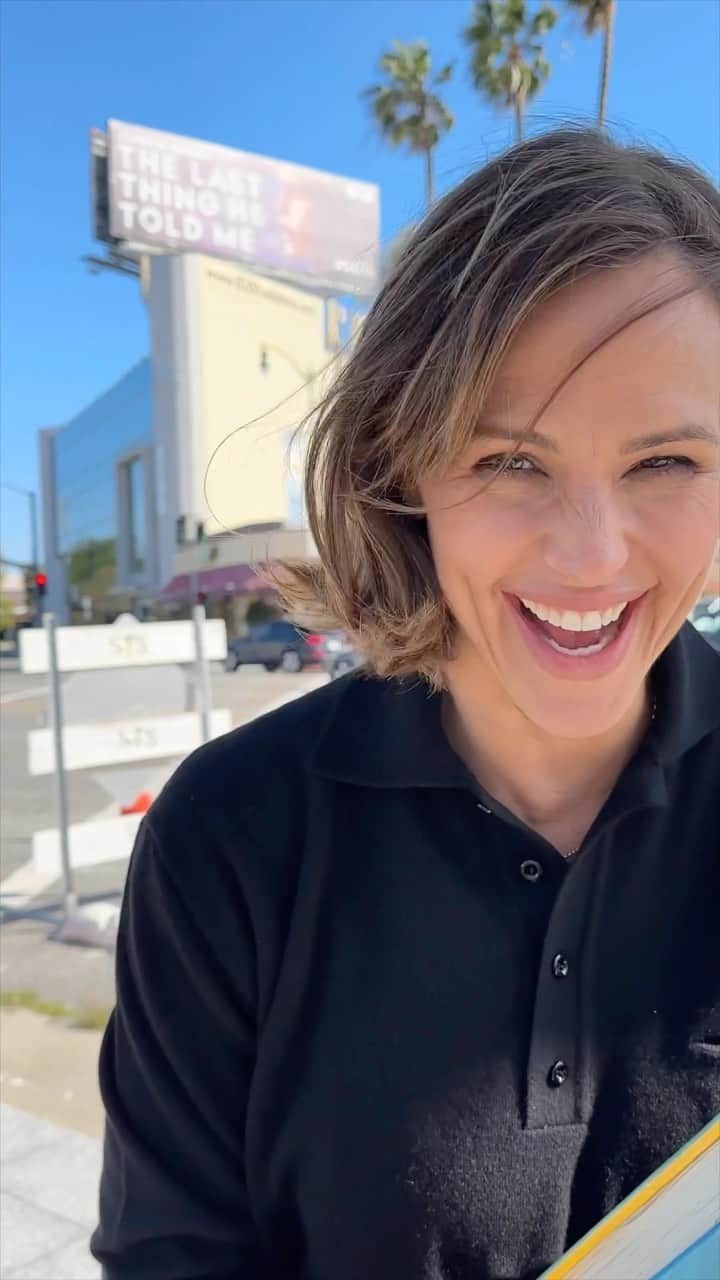 のインスタグラム：「I’m so excited to share the news! 🗞️🗣️ @AppleTV is offering a 2 month free trial of Apple TV+! If you are interested in joining us on the journey of #TheLastThingHeToldMe (streaming now!) go to the link in my bio to sign up. 🙌🏼♥️」