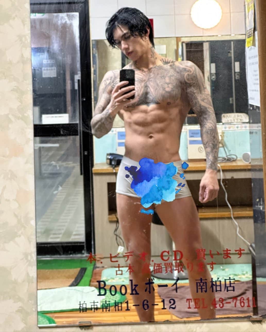 諸岡 昌紀のインスタグラム：「book boy📚  仕事って仲間と乗り越えるから面白い✨ 成功してる人は家族ごっこ みたいな経営はダメだのなんだの言う人もいてそれもわかるんだけど…  一緒に乗り越えていこうと するそのドラマに1番の価値を感じます✍️ だって楽しいんです本当に😲 私の経営の醍醐味ってそこかな  個人プレーとチームプレーじゃ面白さが何倍も違う  お金はただの結果や目標だ 数字はいつでも冷たく残酷だからね それよりも何をどんな気持ちでやってのけたのか？が大事✨ 　 当たり前の日々や身近にある小さな幸せに気づく大切さを大切な人から最近自然と教わったな✨  #感謝」