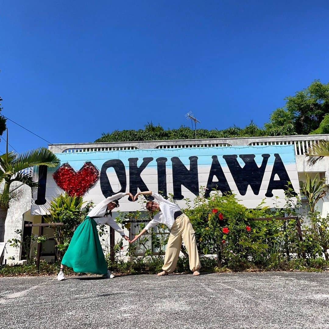 彼方茜香さんのインスタグラム写真 - (彼方茜香Instagram)「ハート♥ セルフタイマーにして走って作ったわりにめちゃくちゃキレイなハート❤︎ 瀬底島までドライブー!! ゆいちゃんが沖縄遊びに来てくれたからフィッシングショー終わりで旅して楽しかった·͜·   #沖縄旅」4月14日 9時51分 - serikaochikata