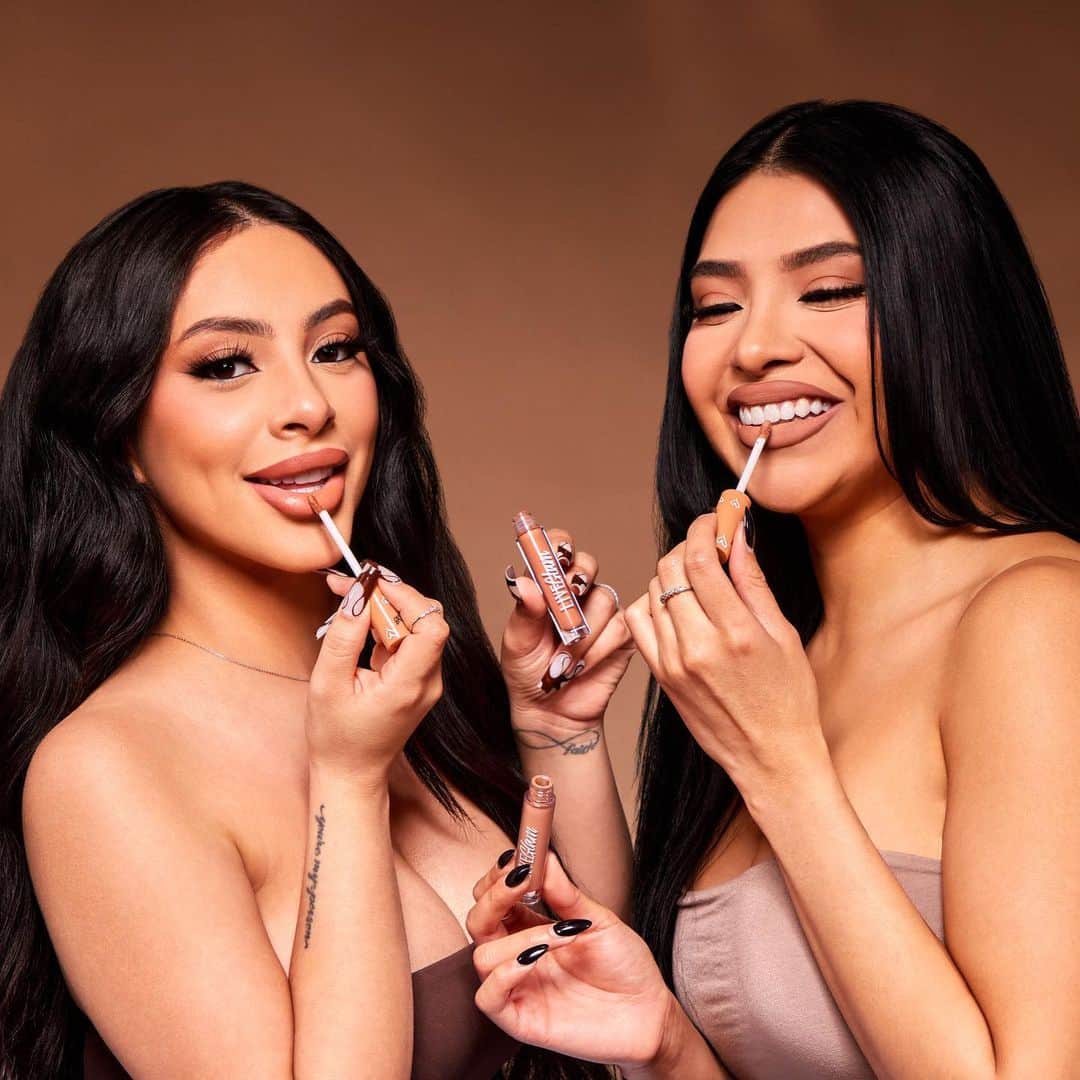 LiveGlamのインスタグラム：「It’s the ✨lips✨ for me. The wait is almost over … the #ElsyAlondraxLiveGlam Lip Collection, TWO BARE🤎 launches WEDNESDAY, APRIL 19TH at 9:00AM PT! Drop a 💋 if you’re excited! 🙌 @alondradessy @elsyguevara」