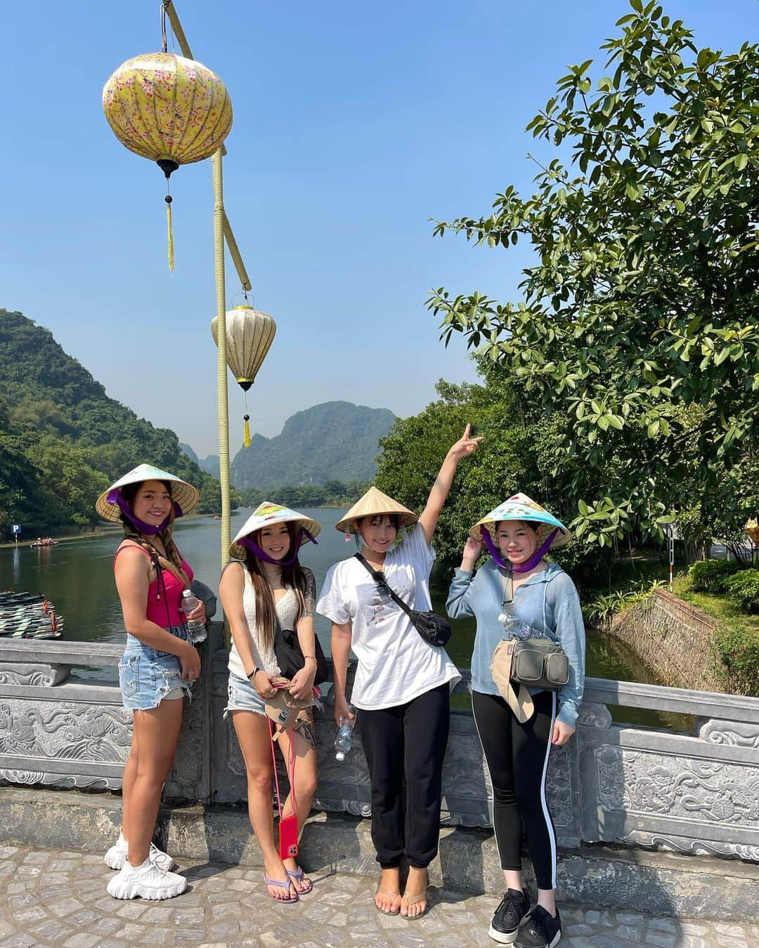 Akiのインスタグラム：「. Tràng An, Ninh Bình,🇻🇳 . ハノイからタクシーで2時間🚕 大自然🌿 . . . . . . . . . . . . .  #ベトナム #ハノイ #ベトナム旅行 #ハノイ旅行 #vietnam #hanoi #vietnamtravel #🇻🇳 #girlstrip #asiagirl #女子旅 #海外旅行 #tranganninhbinh #trangan #ninhbinh #長安 #チャンアン #ニンビン」