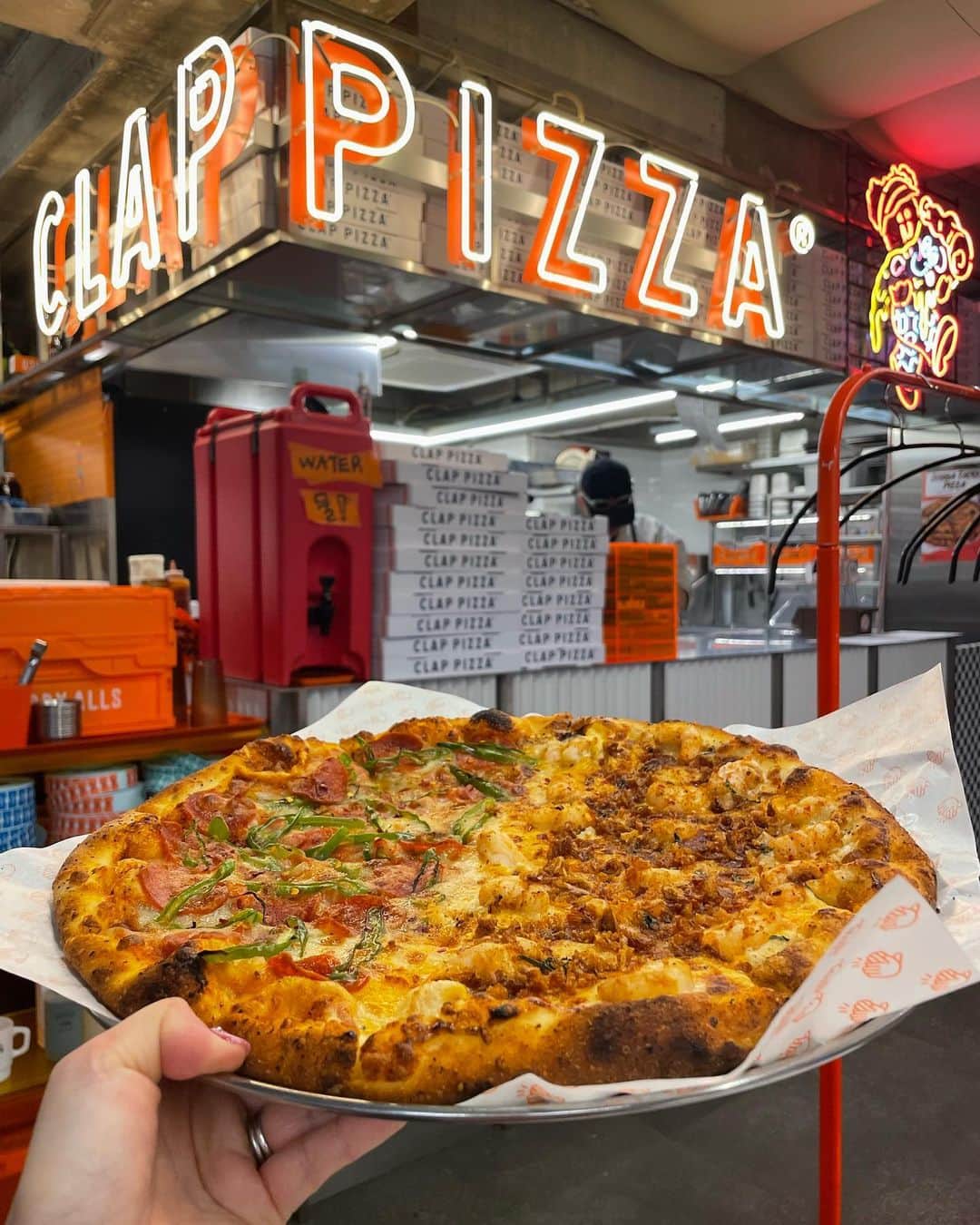 のインスタグラム：「@clappizza  美味しいし、店内可愛いし 流石です🧡🖤🧡🖤🧡  たしかこのpizzaを食べて @gffghospitality のご飯屋さん コンプリートしました！笑 狎鴎亭にある店舗をコンプリートするべく @silverrain52 さんはじめ、フードアレンジチームの方が買ってきてくれたりして本当優しさにしみじみ🥹🧡🖤  狎鴎亭歩いてたら、GFFGの方に100%遭遇するからなんかGFFG村みたい😂  #clappizza #클랩피자  #韓国グルメ  #1日1こうこりあさんぽ」