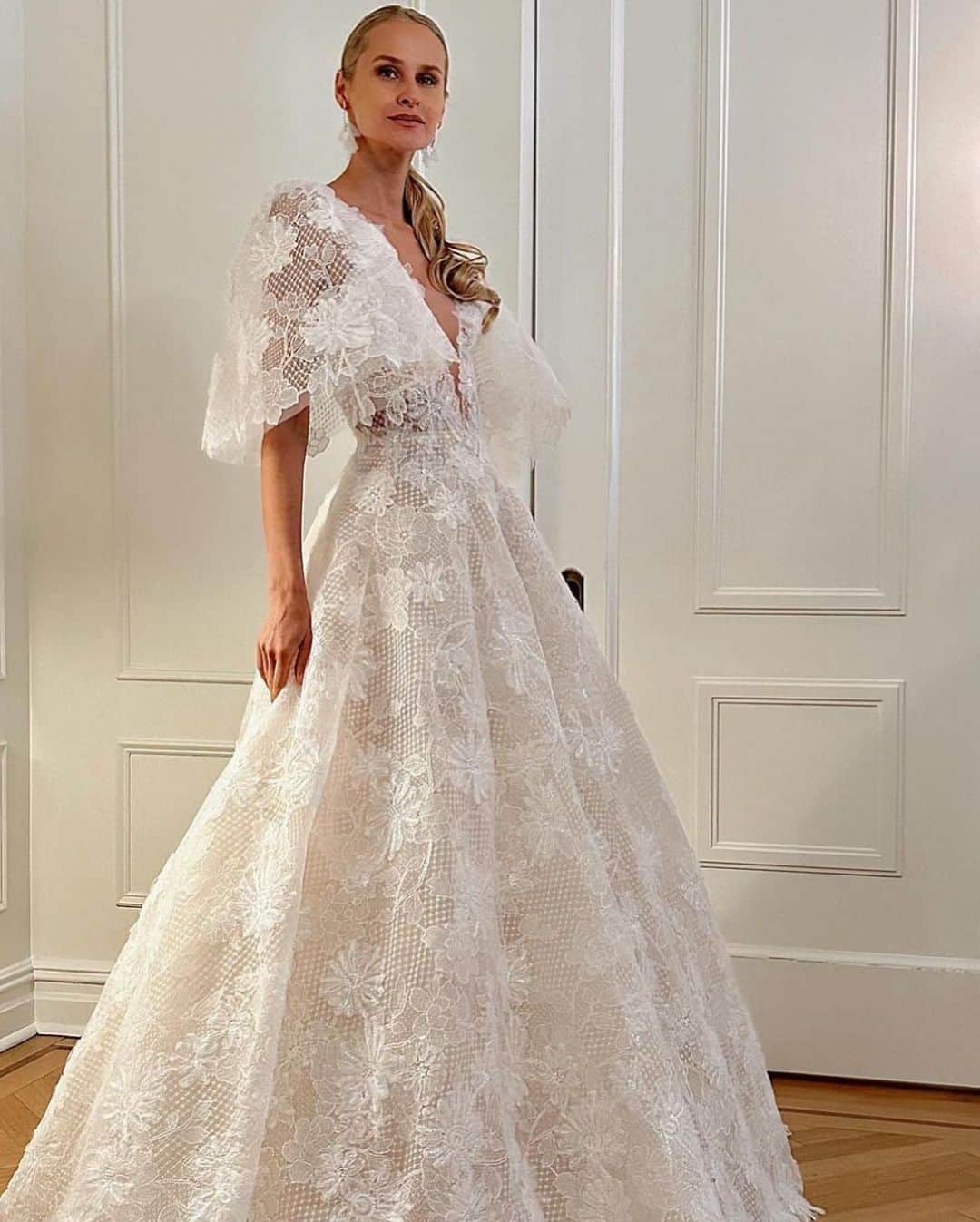 SOYOO BRIDALさんのインスタグラム写真 - (SOYOO BRIDALInstagram)「.  Introducing our talented designer’s 2024 collection ✨  @soyoobridal_official   🤍1. MIRA ZIWILLINGER  2024 “Awakening”collection 💫 @mirazwillinger   #hautecouture #2024spring #flowerpower #nybfw #mirazwillinger #soyoobridal_exclusive✔️#늦가을에옵니다🍂」4月14日 10時07分 - soyoobridal_official