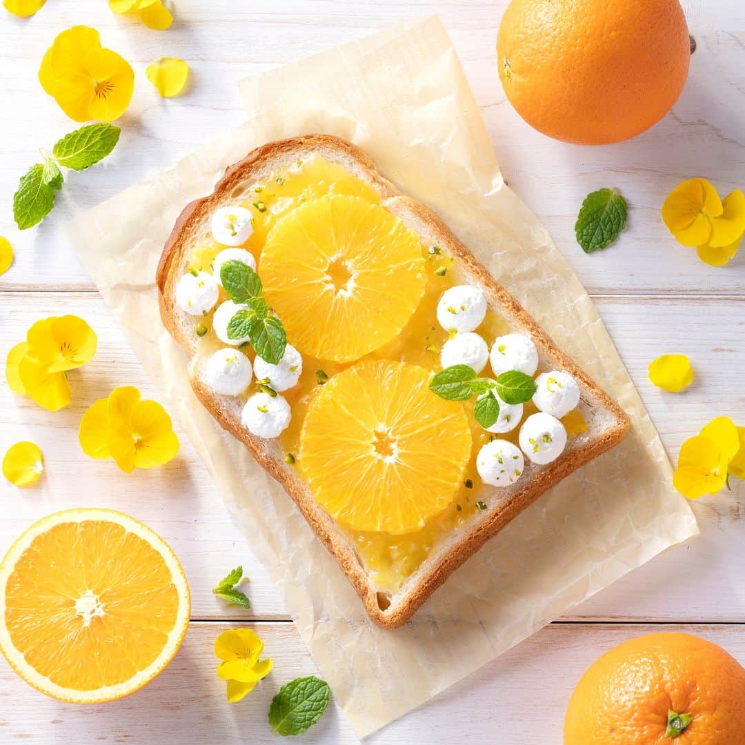 Pasco/敷島製パン株式会社さんのインスタグラム写真 - (Pasco/敷島製パン株式会社Instagram)「本日は、#オレンジデー 🍊 ビタミンカラーで元気いっぱい🧡 #オレンジのオープンサンド   今回はオレンジで目からも元気がもらえる #オープンサンド をつくりましたよ🧡 コロンとしたホイップクリームとミントのグリーンでかわいさもUP🎶 みなさんもオレンジを使ったメニューで楽しんでみてくださいね😊  #超熟 ブランドサイトはこちら https://www.pasconet.co.jp/chojuku/  *-*-*-*-*-*-*-*-*-*-*-* 「自分らしい暮らし♪春のプレゼント」キャンペーン実施中 🎁 https://www.pasconet.co.jp/campaign_2023spring/  #Pasco #パスコ #超熟 #超熟山型 #超熟いいね #超熟のある暮らし #パンのある暮らし  #オレンジ #オレンジスイーツ #オレンジデー #パンスイーツ #オープンサンド」4月14日 10時00分 - pasco.jp