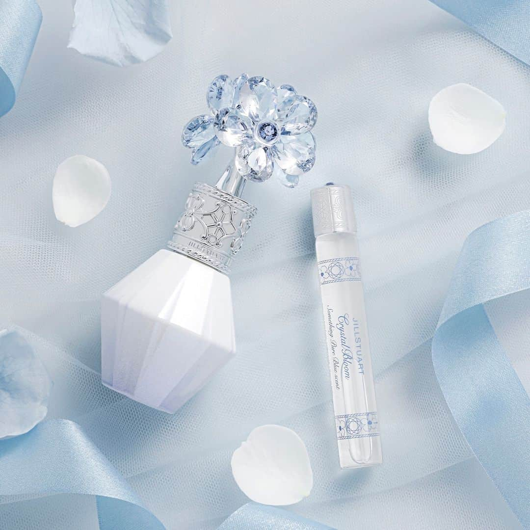 JILLSTUART BEAUTYのインスタグラム：「JILL STUART Something Pure Blue Limited items 〜My Dearest Blue Ring〜 4月28日(金)より発売 《本日より予約開始》  ■クリスタルブルーム　サムシングピュアブルー セント　オードパルファン (限定品)  ■クリスタルブルーム　サムシングピュアブルー セント  オードパルファン　ローラーボール(限定品)  クリスタルブルーム　オードパルファンの香りと、 多彩なフローラルブーケがウエディングヴェールのやわらかな透明感とともに開花する、ふんわりピュアな香り。  グラデーションが美しい限定カラーのボトルと、 香りを手軽に持ち歩いて楽しめる、ローラーボールタイプです。  #jillstuart #jillstuartbeauty #ジルスチュアート #サムシングブルー #サムシングピュアブルー #花嫁 #花嫁メイク #ウェディング #ギフト #クリスタルブルーム #オードパルファン #香水」