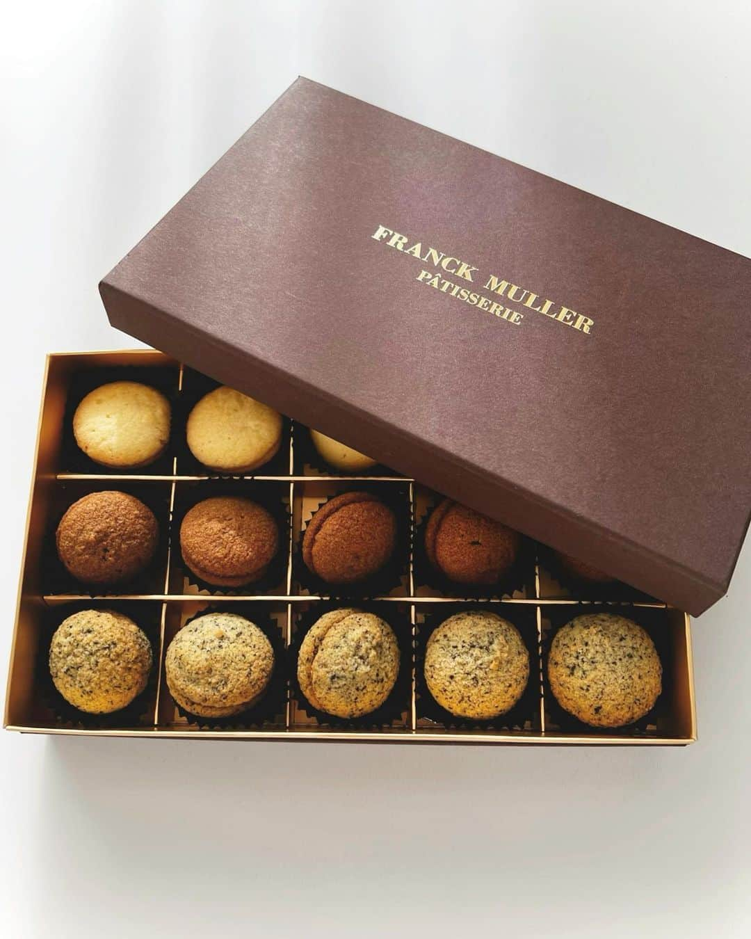 藤森香衣さんのインスタグラム写真 - (藤森香衣Instagram)「- FRANCK MULLER PATISSERIE  なつきちゃんから頂いた フランクミュラーのお菓子。 @onatsu0819   この高級時計のお菓子屋さんは 世界で 日本のGINZA SIX1店舗にしかないそう。  食べたら… 美味しくて止まらない🤣 気づいたら箱の半分 食べてた。  #franckmuller #franckmullerpatisserie  #GINZASIX #Ginza #tokyo #フランクミュラーパティスリー  #お菓子 #お土産 #ギフト #スイーツ #美味しすぎた #ありがとう」4月14日 10時15分 - kaefujimori