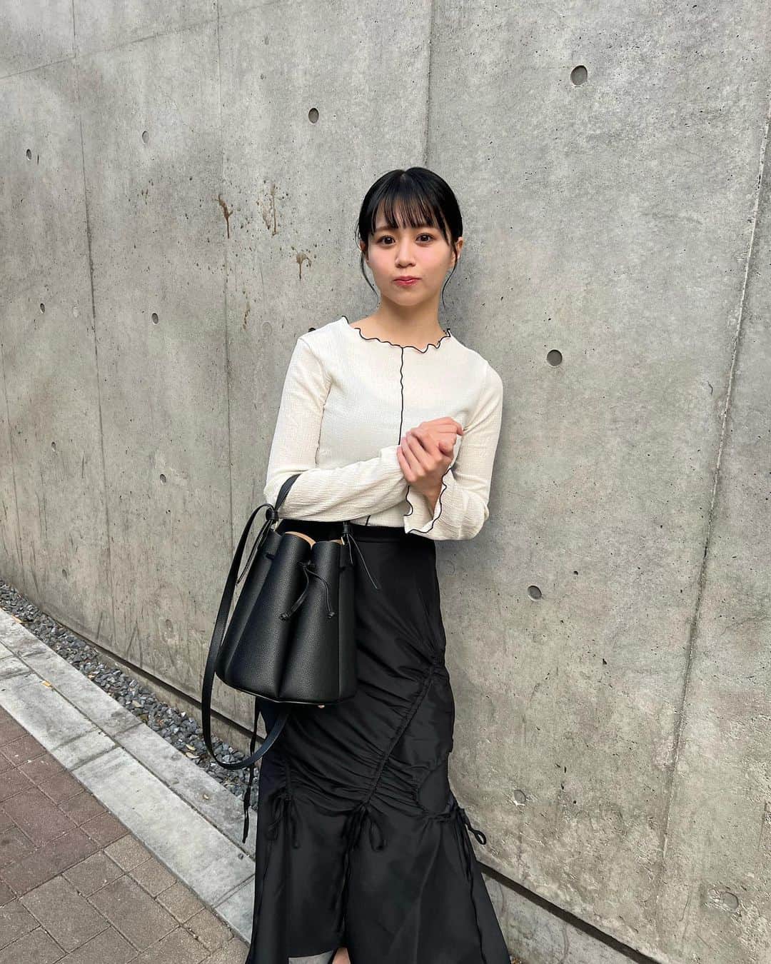 高木紗友希のインスタグラム：「春になってアウター持たずに出かけられるのうれしいーーー🌷  最近モノトーンが好きなので、このかわかわお気に入りバッグをよく持っています🖤  bag / @polene_paris」