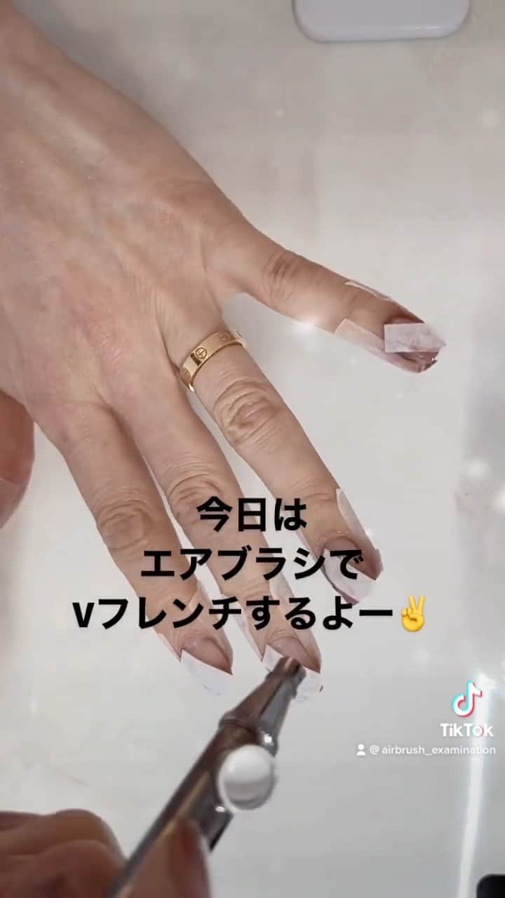 筒井のぞみのインスタグラム：「・ This is All 【Airbrush 】Styling🧷📎🤍  サロンワークでエアブラシを使うと🤍 〝誰でも、簡単、綺麗〟 にデザインできちゃいます🤍  みなさまにとってエアブラシがプラスワンのタカラモノになりますように♡  在美甲沙龍中使用噴槍可以讓任何人輕鬆設計出精美的作品💅  Anyone can easily create beautiful designs using an airbrush at a nail salon💅  네일 살롱에서 에어 브러시를 사용하면 누구나 쉽게 아름다운 디자인을 만들 수 있습니다💅  Любой может легко создать красивый дизайн с помощью аэрографа в маникюрном салоне💅」