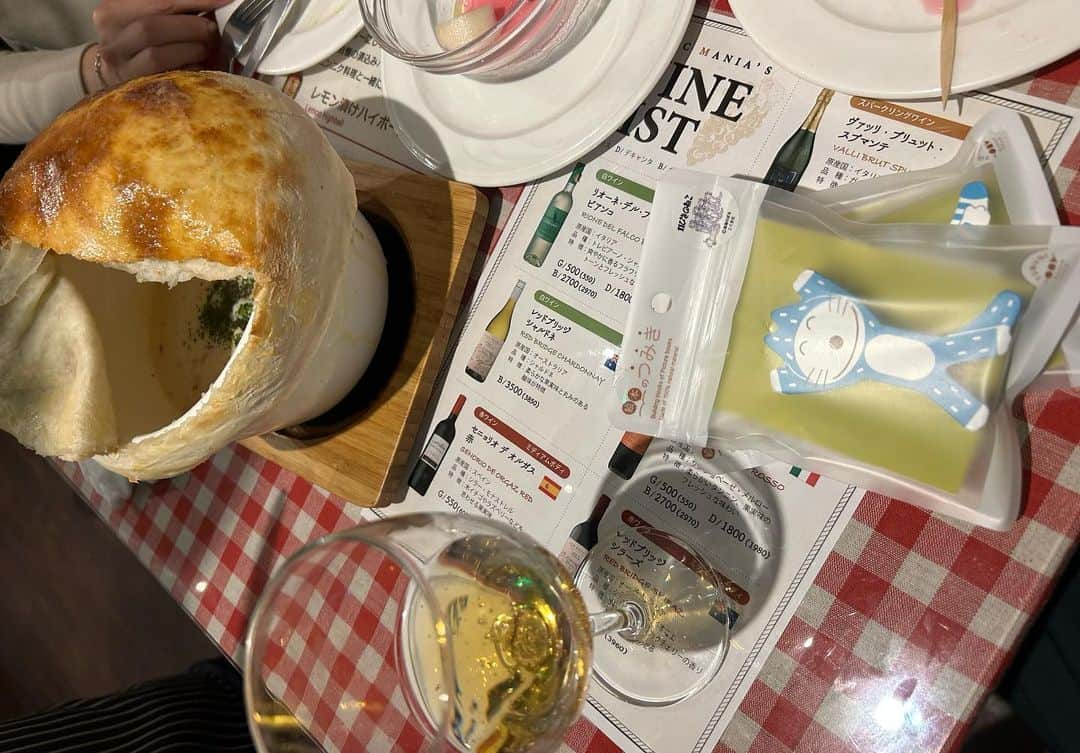 世手子さんのインスタグラム写真 - (世手子Instagram)「wedding return✨ Cheers with non-alcoholic beer🍻 The last is a huge hot pie🥧 4月が非常にドタバタでびっくりw 4月は結婚式帰りに美咲と @garlicmania2023 #ガーリックマニア いってノンアルコールビールで乾杯した🍻 #ガーリックトースト を堪能（＾ν＾） 最後は #ポットパイ 巨大すぎましたwwwww 映えwwww 大人気だった(*´∀｀*) 大塚がこんなに大都会になってるなんて知らなかったwww #にんにく #イタリアン #大塚 #大塚グルメ 是非行ってみてねー(=´∀｀)  https://tabelog.com/tokyo/A1323/A132302/13283492/  #ドタバタ育児  #二児のママ  #2児育児 #赤ちゃんのいる暮らし  #3歳男の子 #3歳差育児  #二児の母 #二児ママ  #ママシンガー  #二児育児 #2児ママ #2児のママ #赤ちゃんのいる生活  #カラキャス」4月14日 10時26分 - rojide