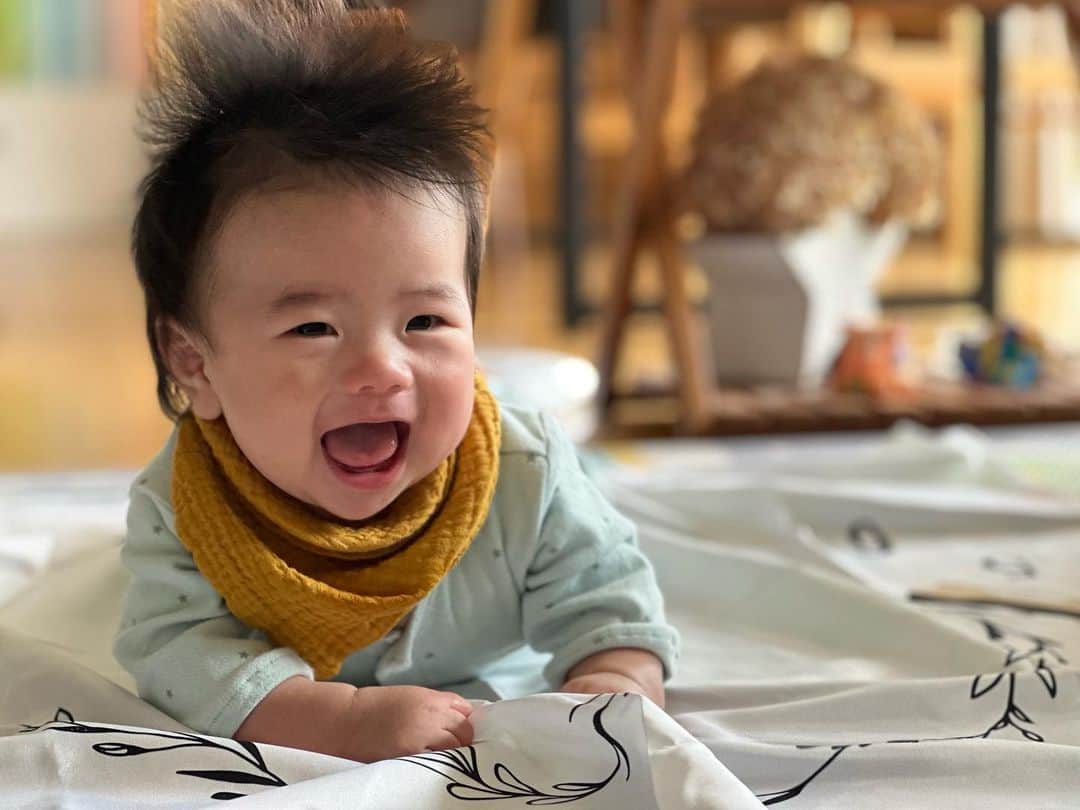 氷浦紫さんのインスタグラム写真 - (氷浦紫Instagram)「#3monthsold  3ヶ月おめでとう。早いのかまだ3ヶ月？なのか。どっちの気持ちもある。 2人目だから余裕なところもあれば、子供2人になったから全部中途半端で、お兄ちゃんの幼稚園の物忘れまくったりとか……ごめんよぉ……って思う所もある。  #子育ては修行 でございます。人間としてのレベルを上げていくにはうってつけでございます。  頑張るぞ！とはいわないようにしてる。私の場合、力を抜いて自分らしく、いつも笑顔のお母さんでいれるようにする事が大事。  #mysunshine  #mytreasure  #BOYSママ #20230114産まれ」4月14日 10時31分 - yukalihiula
