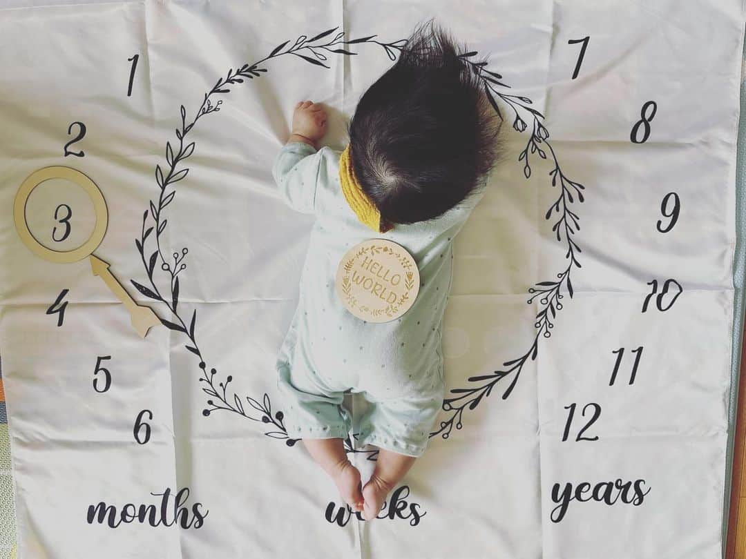 氷浦紫さんのインスタグラム写真 - (氷浦紫Instagram)「#3monthsold  3ヶ月おめでとう。早いのかまだ3ヶ月？なのか。どっちの気持ちもある。 2人目だから余裕なところもあれば、子供2人になったから全部中途半端で、お兄ちゃんの幼稚園の物忘れまくったりとか……ごめんよぉ……って思う所もある。  #子育ては修行 でございます。人間としてのレベルを上げていくにはうってつけでございます。  頑張るぞ！とはいわないようにしてる。私の場合、力を抜いて自分らしく、いつも笑顔のお母さんでいれるようにする事が大事。  #mysunshine  #mytreasure  #BOYSママ #20230114産まれ」4月14日 10時31分 - yukalihiula