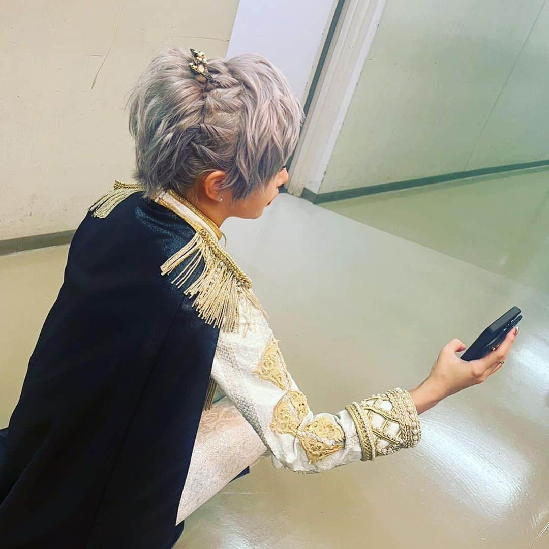 澁谷梓希さんのインスタグラム写真 - (澁谷梓希Instagram)「#電音部アザブ単独LIVE  ありがとうございました~！  有観客でライブをやる意味を すごく考えさせられた時間でした。  私は現地で観れる機会がある限りは 配信よりも断然会場へ来てほしい派です。  生感やライブの臨場感、迫力は 会場でしか摂取できないのです。  今回は集客が本当に危うくて 自分で動かなかったらあの日の景色は 観られていなかったと思います。  今までの経験をフルで活かして 会場の音響調整も自分のリハをしながら 客席と行き来して詰めていきました  今まで以上に会場の音響が良かったはずです。  PAチームとも念入りに打ち合わせ、相談をして キャストにもこういう音作りでいきますと説明をした  自分が自信をもって取り組めるものは 音楽だけと言っても過言ではない  このライブでそれを改めて実感できました。  衣装の細かな調整はありしゃが率先して動いてくれて 秋奈ちゃんはいつでも温厚でいてくれるから ピリってきている時に眺めると落ち着く。  なんかアザブの3人って 本当にバランスが良いエリアだなと つくづく感じちゃいましたね。  MCで秋奈ちゃんが 「この3人とならどこまでも行けそう」と 言っていましたが、本当にそう思います。  でも、現状の電音部ではまだ難しいとも思う。  音楽原作キャラクタープロジェクトなんだから ライブを開催すれば常に完売。  新曲をリリースすればチャートイン。  PARTYだってオフラインで がっつりやってほしいなと思う。  1キャストとして、電音部に関わってきたけど そろそろコンテンツがもっと伸びるように いろいろ協力していきたいなと思います。  新エリアに侵食されないように 僕らのエリアは僕らで守りたい。  みんなも。どうか協力してほしいな。  まあ、言いたいことはひとつ。  ライブは現地で。後悔させないよ。 表情をみたいなら配信アーカイブで。  じゃあまた、3rdで会おうね。」4月14日 10時41分 - azk_s811