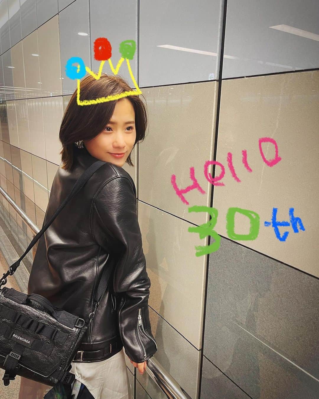 秋山ゆずきのインスタグラム：「. . HELLO 30th 🎂🥂  30歳になれました☺️ すくすく育ててて幸せです。 いつも応援してくださる皆様 ありがとうございます！ 30代突入という事で 健康に気をつけつつ、 皆様に喜んでいただけるよう 楽しく進んでまいりたいと思います✨  今日は色んな人に 「おいくつですか？」って聞いてもらって 「30です」ドヤっとしたいと思います☺️  #birthday #birthdaygirl  #30代 #今日から30代」