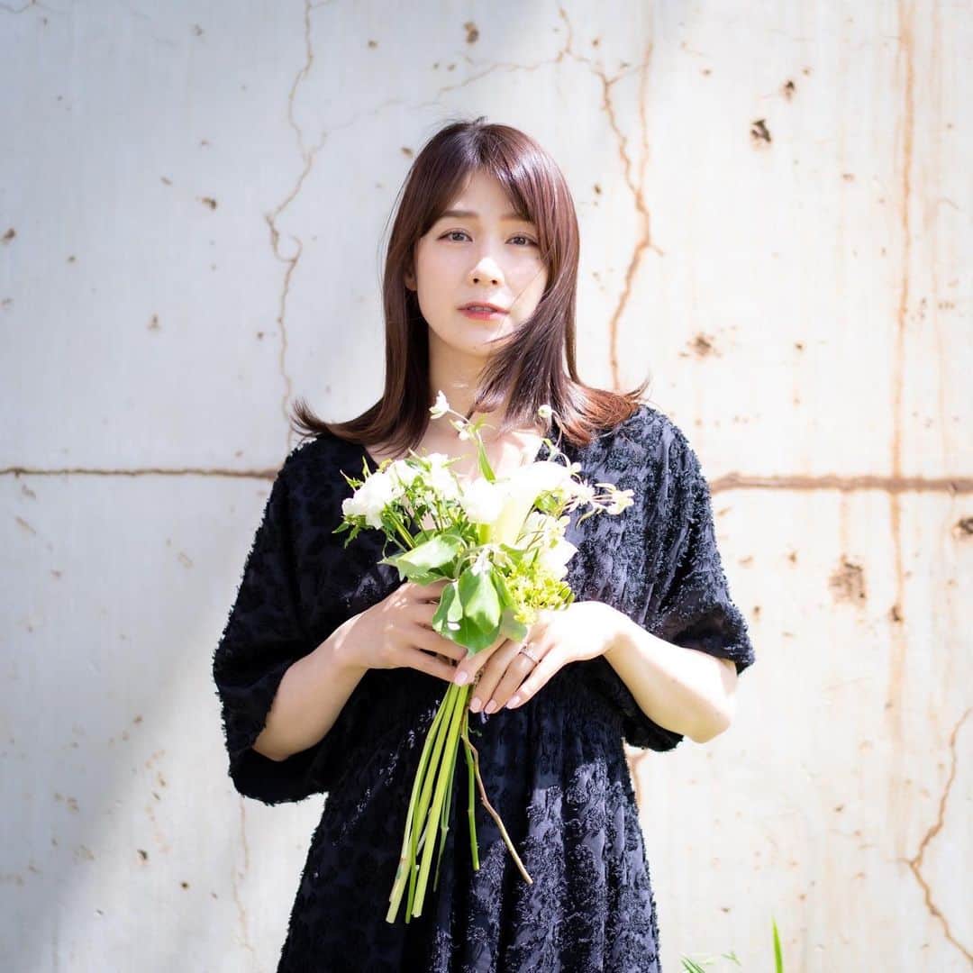 相沢まきのインスタグラム：「《43歳になりました》 happy birthday to me🎂 日々の笑顔を大切に子育ても仕事も頑張ります✨ LOVE❤️ camera @yskzksy  one-piece @fanfan_closet   #43歳誕生日　#birthdayphoto #portraitphotography #ポートレート撮影 #アラフォーママ」