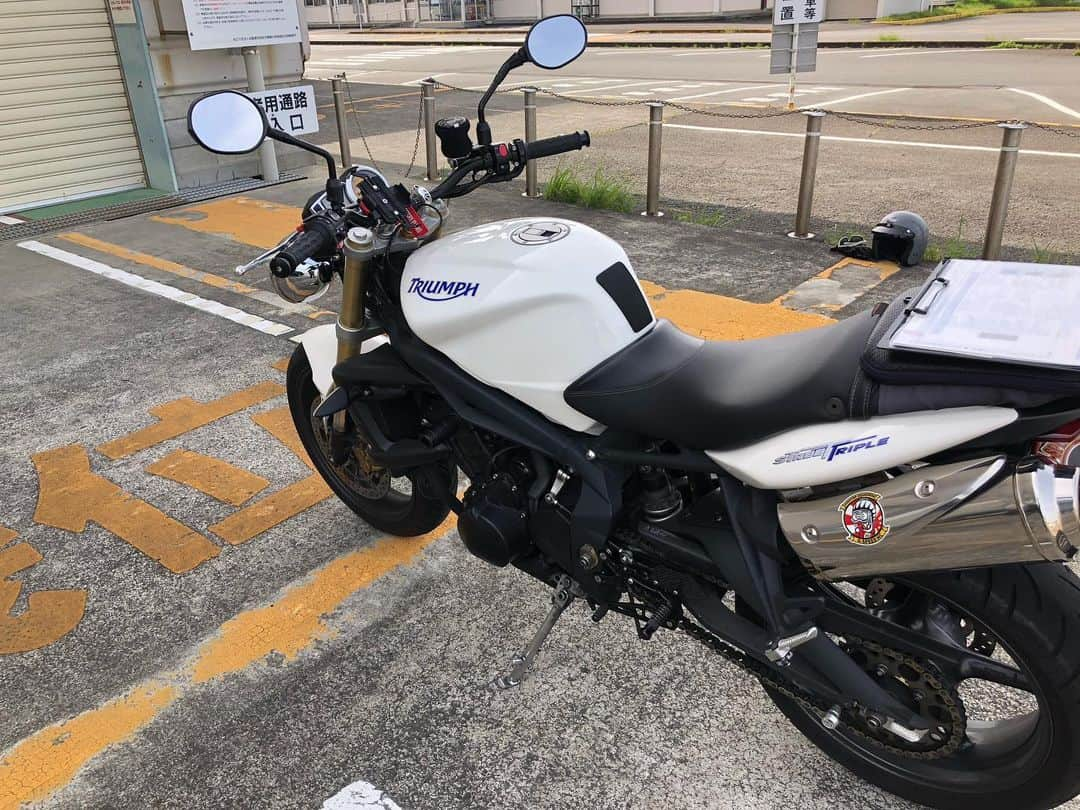 KIYOさんのインスタグラム写真 - (KIYOInstagram)「ストトリのユーザー車検無事に合格しました💮💯 #triumphmotorcycle #streettriple #675 #speedtriple #streetfighter #トライアンフ #ストリートトリプル #ストトリ #ストリートファイター #ユーザー車検」4月14日 10時43分 - kiriko009