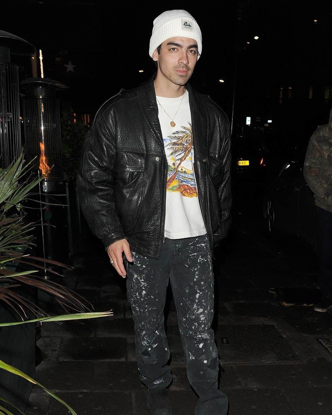 Just Jaredさんのインスタグラム写真 - (Just JaredInstagram)「Nick Jonas and Priyanka Chopra were joined by his brothers Joe and Kevin while stepping out for dinner in London on Wednesday night. Lots more photos on JustJared.com! #NickJonas #PriyankaChopra #JoeJonas #KevinJonas #JonasBrothers Photos: Backgrid」4月14日 10時46分 - justjared
