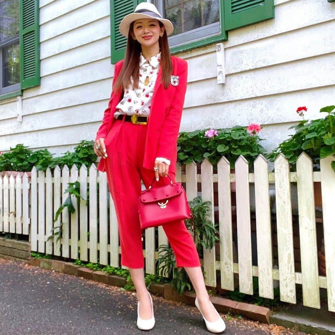 金山睦のインスタグラム：「先日のコーデ❤️🤍 自分が元気になるコーデ✨幸せは自分の中にあるよね☺️ 数年前にファンの方からいただいた、ちょうどこの赤いバッグと似た形のバッグ柄のシャツ👔 お気に入りで大切に着てます😊 #春コーデ　#ファッションラバー　#fashionlover」