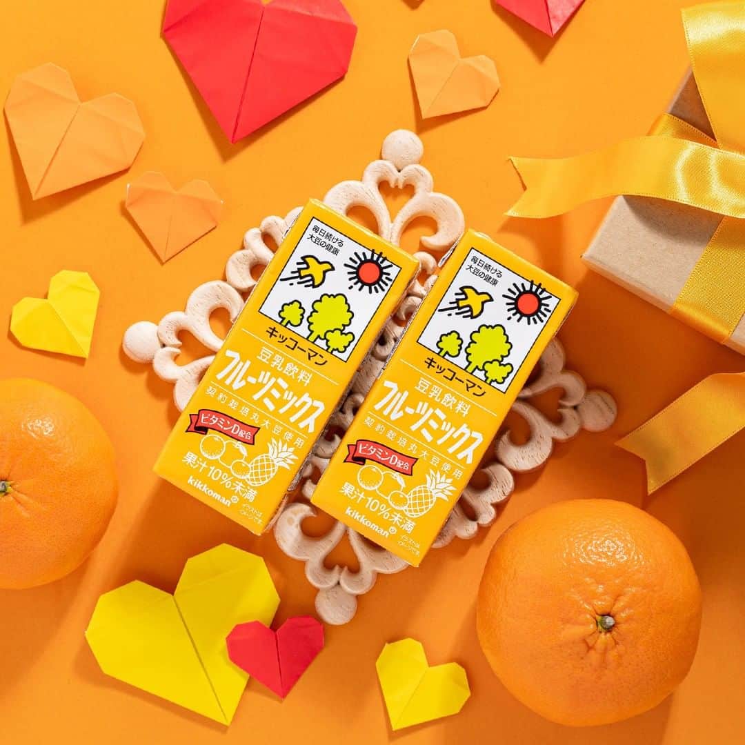 キッコーマン 朝の豆乳習慣キャンペーン公式のインスタグラム：「4月14日は #オレンジデー 🍊 大切な人とオレンジ色のものを贈りあって、絆を深める日だそうです🥰  家族や恋人に感謝の気持ちを込めて… ポップなオレンジ色が目印の「フルーツミックス豆乳」を贈りませんか✨  フルーティーな味わいにウキウキ🎵 一緒に飲んで楽しい時間を共有しましょ🧡  #キッコーマン豆乳 #キッコーマン #豆乳 #ソイミルク #soymilk #大豆 #豆乳好き #豆乳大好き #フルーツミックス #フルーツ #オレンジ #オレンジ色 #オレンジカラー #贈り物 #プレゼント #ギフト #紙パック #ジュース #家族時間 #素敵な1日 #感謝 #感謝の気持ち」
