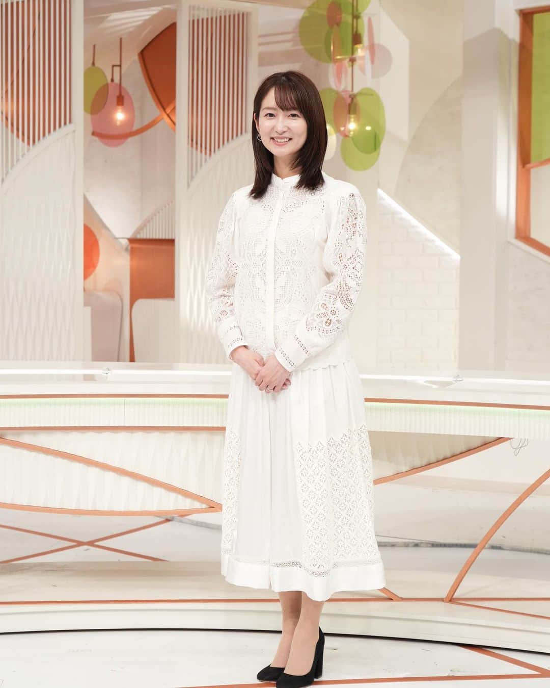 中島芽生のインスタグラム：「💚 4月からnews zeroにお引越ししました🚚  新しい環境に新鮮な気持ちと、どこか落ち着かないそわそわした日々を過ごしています。  でもそのそわそわも含めて楽しんでいきたいです！  そして目下の課題は、どう生活リズムを作るか。  まずはとにかく、9年間のevery生活で染みついたルーティーンを変えていくことからで… いわば「染み抜き」ですね。 それもかなり頑固めでして。  何時に起きて、 何をどれくらい、どのタイミングで食べるのか 帰宅してから寝る前にどう過ごすか そんなことひとつひとつを確認していると 大学に入った時、入社した時の環境に慣れるまでの 「生活するので精一杯」 という感覚を少しだけ思い出しました。  4月で新生活を迎え、慣れない環境で頑張らなくては！ と無理をしている方も多いのではないでしょうか。  どうか休める時は休んで、 （手を抜けるところは手を抜いて←これ重要） そんな不安もワクワクも全部丸ごと楽しんで過ごしていきましょう。  私自身入社11年目となるこの春ですが、 1年目の気持ちで新たな生活を新鮮な気持ちですごしたいと思いますので、 どうぞよろしくお願いいたします✨  ♡トップス・スカート/ #バナリパ #バナナリパブリック  ♡ブラウス・パンツ/ #pinkyanddianne ベスト/ #バナリパ #バナナリパブリック  ♡ワンピース/ #pinkyanddianne ピアス / #アビステ　#abiste」