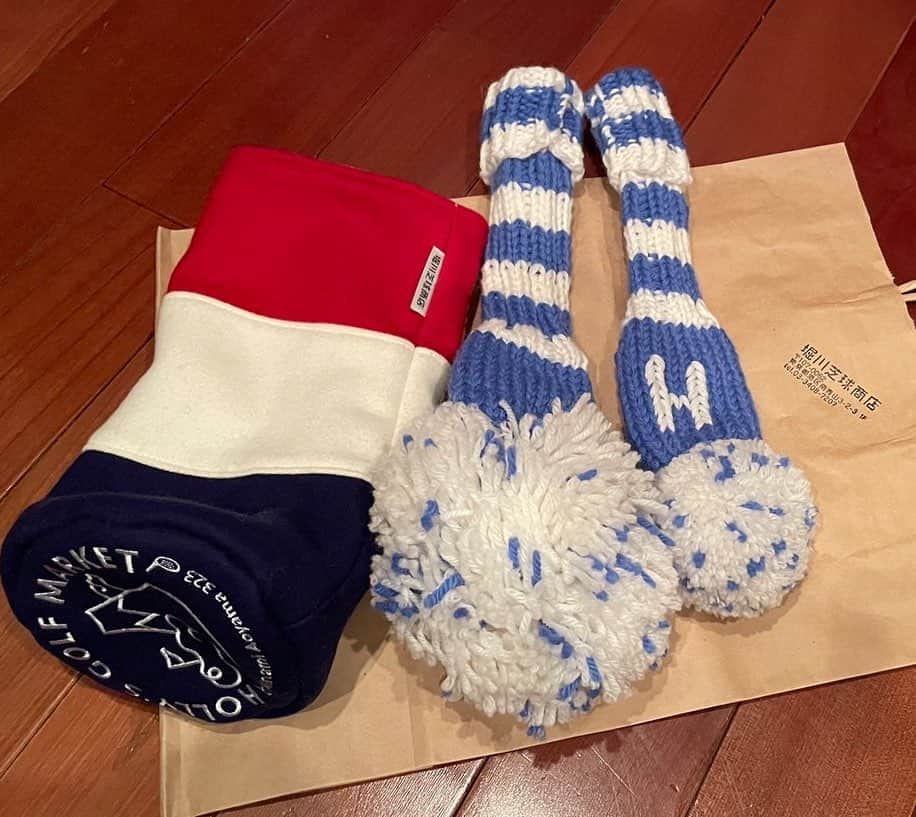 のインスタグラム：「HOLLY‘S GOLF MARKET   昨日お客さまが「赤いキャディバッグを持っているんです」とのこと。 そこで、トリコロールとスカイブルーのヘッドカバーをご提案しました。  お家で撮った写真を送ってくださいました❗️ 素敵なセットアップになって、とっても嬉しいです❣️  ドライバーカバーは当店オリジナル。 ニットのカバーはジャンクレッグと当店とのコラボオリジナルです。  オンラインショップ http://www.hollys-golfmarket.com/  ＃ゴルフ ＃ゴルフショップ ＃ゴルフ好きと繋がりたい #青山 ＃ヘッドカバー ＃ジャンクレッグ #jancraig」