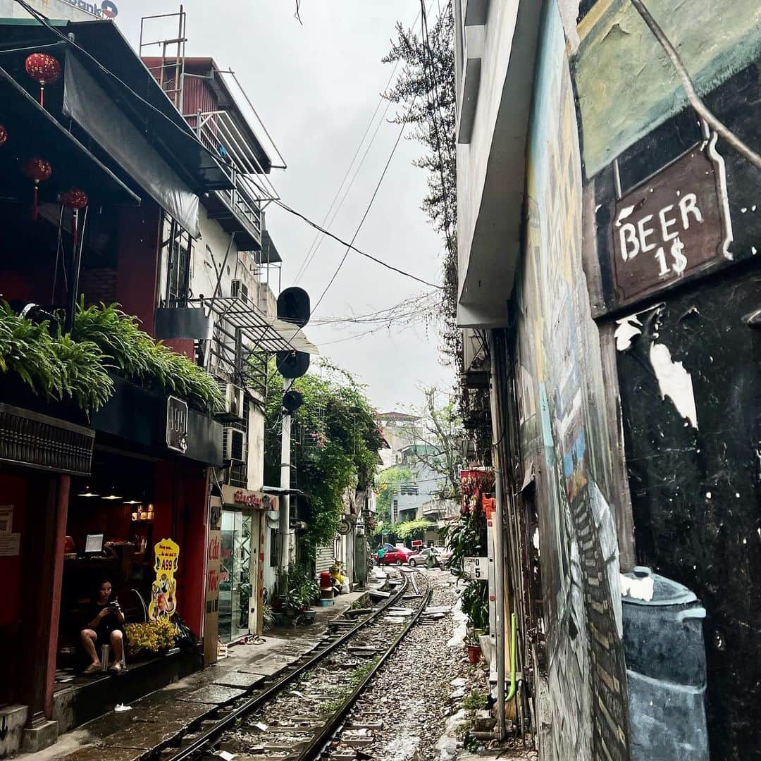 のインスタグラム：「線路が目の前。  铁路就在眼前。  철로가 집 바로 앞에 있습니다.  The railroad tracks are right in front of the house.  Las vías del tren están justo delante de la casa.  #akhtravelogue」