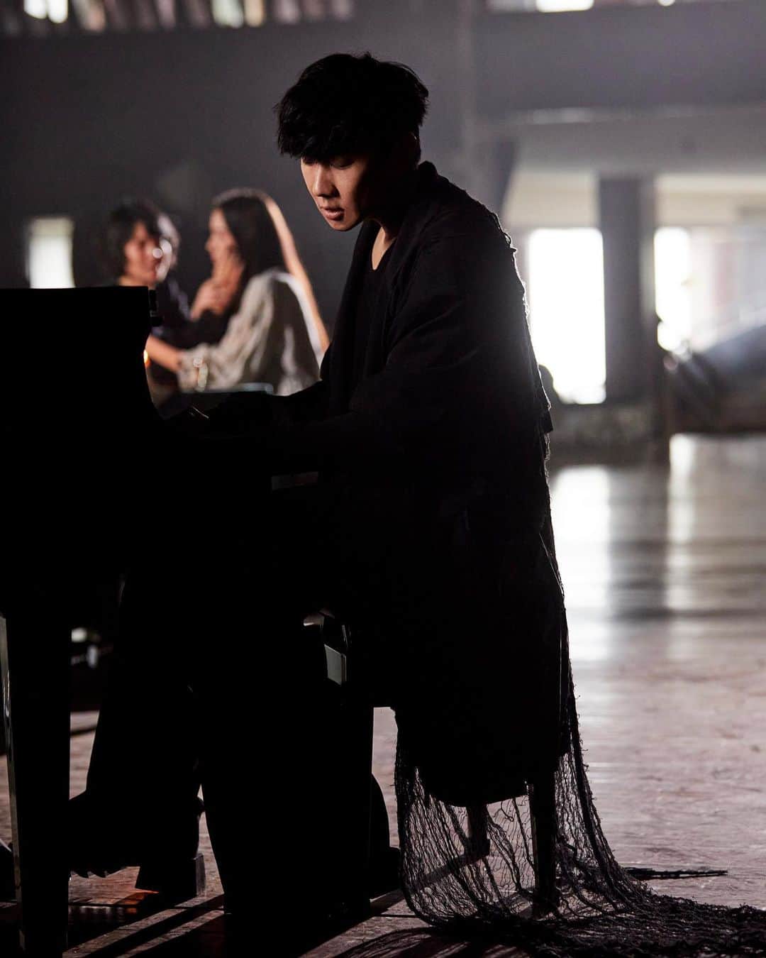 林俊傑のインスタグラム：「林俊傑 JJ Lin 《願與愁Dust and Ashes》MV今天中午12 點上線！   “DUST AND ASHES” Official Music video premieres 12pm !  #林俊傑新專輯重拾快樂 #HappilyPainfullyAfter #林俊傑願與愁 #DustandAshes  林俊傑 JJ Lin《願與愁Dust and Ashes》Official Music Video 詞：小寒 @lyricistxiaohan  曲：JJ 林俊傑 導演：黃中平 @huang.chungping MV演出：陸夏 @luciaaaaa66 、林奕嵐 @charlizelamb_ 、徐碩廷 @xu__3114   🎵2023.04.14 12:00上線! 🌎全球大首播🌎 ｜www.youtube.com/jjlin  🔗 數位收聽 Listen now 🎧 https://jfj.lnk.to/DustAndAshes」