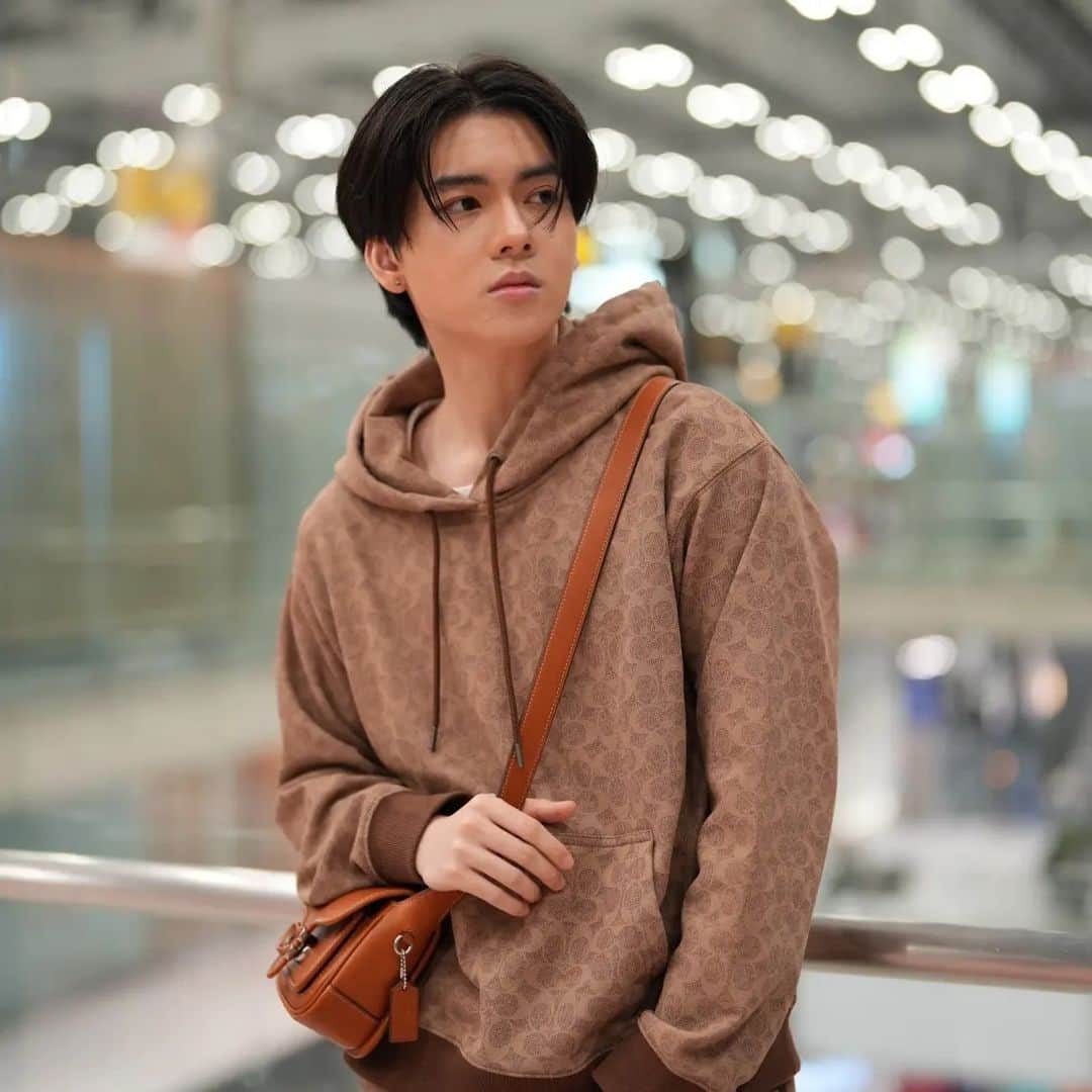 CeCi Thailandのインスタグラム：「@yorch_yongsin  พร้อมออกเดินทางสู่ประเทศสิงคโปร์เพื่อเข้าร่วมงานอีเวนต์เปิดร้านคอนเซ็ปสโตร์แห่งแรกในเอเชีย Coach Play Singapore Shophouse เย็นนี้  #CoachNY」