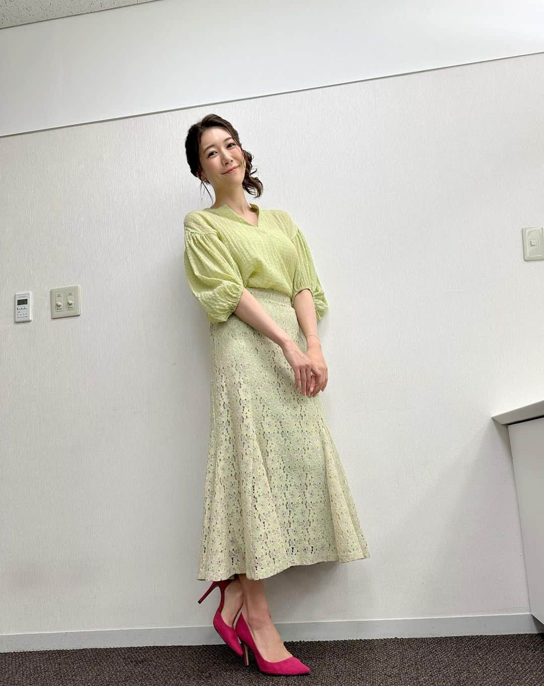 穂川果音さんのインスタグラム写真 - (穂川果音Instagram)「おはようございます😊 今日は九州や中国、四国地方では次第に雨に☔️ 近畿〜北日本は昨日よりも少し気温が上がりそうです☀️ 暑がりな人は、半袖でも大丈夫かも！ 沖縄はにわか雨ありそうです。  👗昼間は薄手のブラウスコーデがオススメですよ〜  #天気　#明日コレ着よコーデ　#天気コーデ　#4月コーデ　#春コーデ　#夏日コーデ　#ブラウスコーデ　#アベプラ　#ほかのん　#fashion #weather #weatherforecast #cordinate #25度の日コーデ #マーメイドスカートコーデ 　#170センチコーデ　#お天気キャスター　#気象予報士」4月14日 11時00分 - hokawakanonn