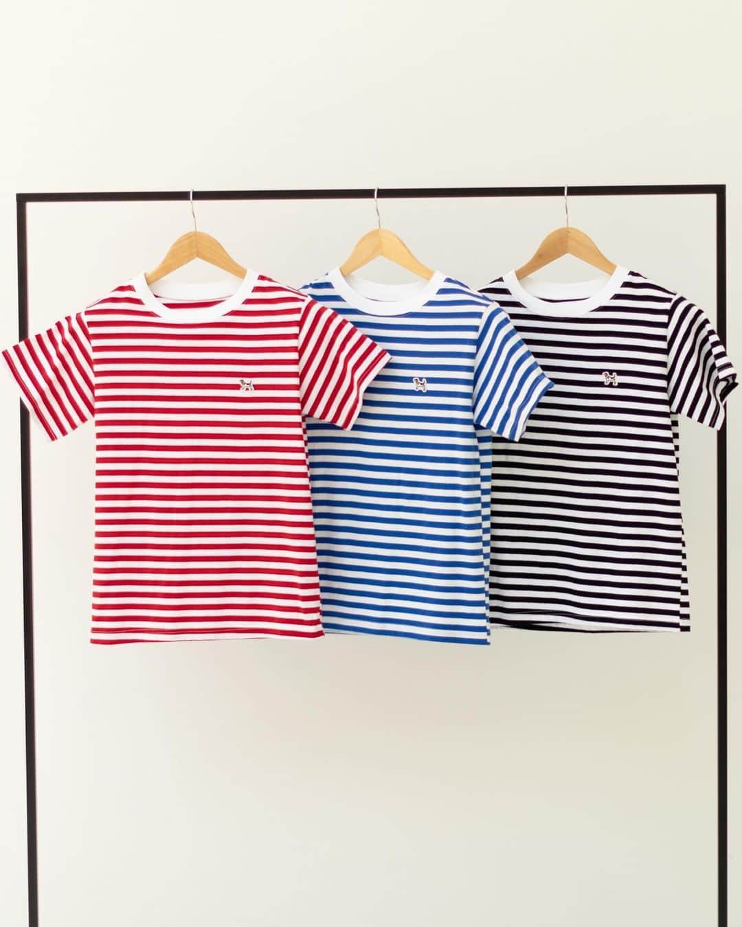 アンティローザさんのインスタグラム写真 - (アンティローザInstagram)「ビーグルのワンポイント刺繍がかわいいTシャツ🐕 コンパクトなサイズ感なので、サロペットやキャミワンピースなどのインナーとしても使いやすい！ 定番に使えるカラーから夏に映えること間違いなしの鮮やかなボーダーもご用意しています。  ☑︎ ビーグル刺繍ボーダーTシャツ ▶︎ red / blue / black ▶︎ ¥4,950（税込）  ☑︎ ビーグル刺繍Tシャツ ▶︎ black / white / navy ▶︎ ¥4,950（税込）  #birthdayroom #BDR #zozotown #zozotown購入品 #夏コーデ #夏コーディネート #夏先取り #夏先取りコーデ #夏服 #夏服コーデ #夏服コーディネート #夏カラー #夏カラーコーデ #プチプラアイテム #プチプラファッション #カジュアルコーデ #大人カジュアル #大人カジュアルコーデ #トラッド #トラッドスタイル #トラッドコーデ #ボーダーt #ボーダーtシャツ #ビーグル #ビーグル犬 #犬グッズ #犬グッズ販売 #犬モチーフ #tシャツ #tシャツコーデ」4月14日 21時30分 - birthdayroom_official