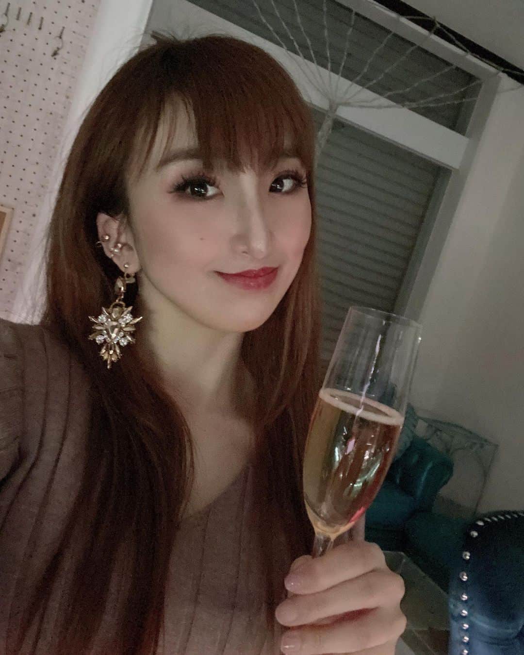 Erenaさんのインスタグラム写真 - (ErenaInstagram)「💠bar Brillia💠 Open🎉  同じ ｺﾐｭﾆﾃｨ健康道 の隆さんのBAR へ🍸 真帆ちゃんとOpen祝いに行ってきたよ🥂🍾 オシャレすぎるBARだった💙😍💙  お昼は "美と健康イベント" もしてるので みんなぜひ覗いてみてね😘  ▫︎▫︎▫︎▫︎▫︎▫︎▫︎▫︎▫︎▫︎▫︎▫︎▫︎▫︎▫︎▫︎▫︎▫︎▫︎▫︎▫︎▫︎▫︎▫︎▫︎▫︎▫︎▫︎▫︎▫︎▫︎▫︎▫︎  💠bar Brillia💠  @bar_brillia_bi_kenkou   ＜ｱｸｾｽ＞堺市美原区北余部358-23 南海高野線 萩原天神駅/駐車場あり  ＜営業時間＞21:00~  ＜定休日＞不定休  ▫︎▫︎▫︎▫︎▫︎▫︎▫︎▫︎▫︎▫︎▫︎▫︎▫︎▫︎▫︎▫︎▫︎▫︎▫︎▫︎▫︎▫︎▫︎▫︎▫︎▫︎▫︎▫︎▫︎▫︎▫︎▫︎▫︎  #bar #brilia  #オープン祝い  #堺市 #萩原天神  #イベント #健康  #美と健康  #バー  #整体」4月14日 11時05分 - o1.erena.1o_