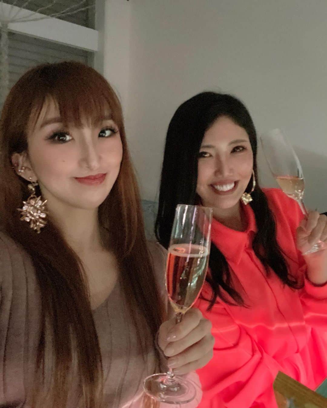 Erenaさんのインスタグラム写真 - (ErenaInstagram)「💠bar Brillia💠 Open🎉  同じ ｺﾐｭﾆﾃｨ健康道 の隆さんのBAR へ🍸 真帆ちゃんとOpen祝いに行ってきたよ🥂🍾 オシャレすぎるBARだった💙😍💙  お昼は "美と健康イベント" もしてるので みんなぜひ覗いてみてね😘  ▫︎▫︎▫︎▫︎▫︎▫︎▫︎▫︎▫︎▫︎▫︎▫︎▫︎▫︎▫︎▫︎▫︎▫︎▫︎▫︎▫︎▫︎▫︎▫︎▫︎▫︎▫︎▫︎▫︎▫︎▫︎▫︎▫︎  💠bar Brillia💠  @bar_brillia_bi_kenkou   ＜ｱｸｾｽ＞堺市美原区北余部358-23 南海高野線 萩原天神駅/駐車場あり  ＜営業時間＞21:00~  ＜定休日＞不定休  ▫︎▫︎▫︎▫︎▫︎▫︎▫︎▫︎▫︎▫︎▫︎▫︎▫︎▫︎▫︎▫︎▫︎▫︎▫︎▫︎▫︎▫︎▫︎▫︎▫︎▫︎▫︎▫︎▫︎▫︎▫︎▫︎▫︎  #bar #brilia  #オープン祝い  #堺市 #萩原天神  #イベント #健康  #美と健康  #バー  #整体」4月14日 11時05分 - o1.erena.1o_