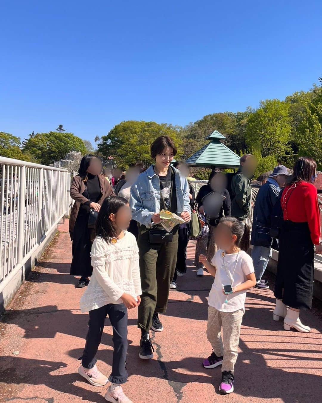 十碧れいやさんのインスタグラム写真 - (十碧れいやInstagram)「.  本日 お誕生日を迎えましたー🌸  先日 ファンクラブでバースデーイベントもさせて頂いて🎂🎉 内容は 会員さんと名古屋の東山動物園で遠足ーーー♪ 私の大好きな推し「イケメンゴリラシャバーニ」をみんなと見たくて！！！！笑😂 アップしてる動画のシャバーニの最後のポーズ！ かっこよ！！サービス精神旺盛👏  フクロテナガザルのケイジくんの雄叫びも聞けた♪  去年の10月に生まれたばかりのゾウの赤ちゃん うららちゃんも見れましたー✨ 可愛かった🥺♥️♥️  ランチ食べた後は動物たち見てから 小さい頃によく遊んだ東山動物園内にある遊園地でみんなでわいわい遊んで大はしゃぎ😆😍♥️♥️♥️  うん。幸せだなぁ☺️ 感謝の気持ちを込めて、、、 ありがとうございます✨✨✨  #お誕生日 #お誕生日ケーキ #バースデーイベント #バースデー #東山動物園 #シャバーニ #フクロテナガザルのケイジくん #4月14日」4月14日 11時06分 - reiya_toa